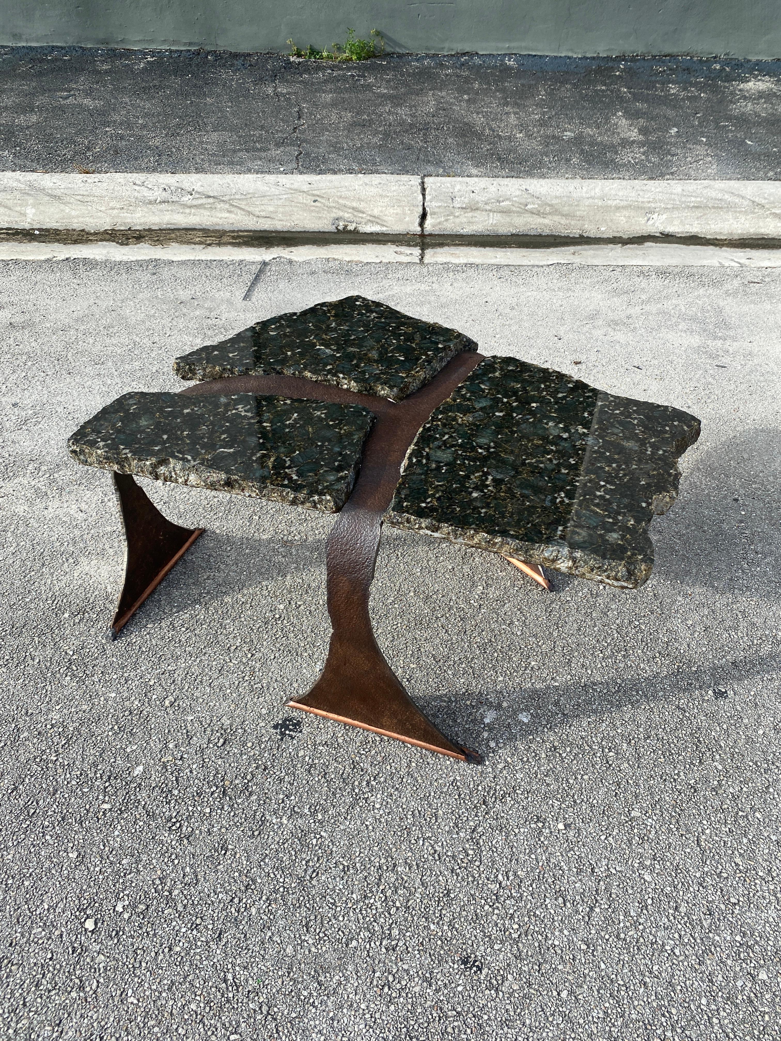 Postmoderner brutalistischer Tisch aus geschmiedetem Stahl mit drei Unterteilungen, auf denen dicker Granit sitzt. Hergestellt in Kanada von einem unbekannten Künstler.

34 