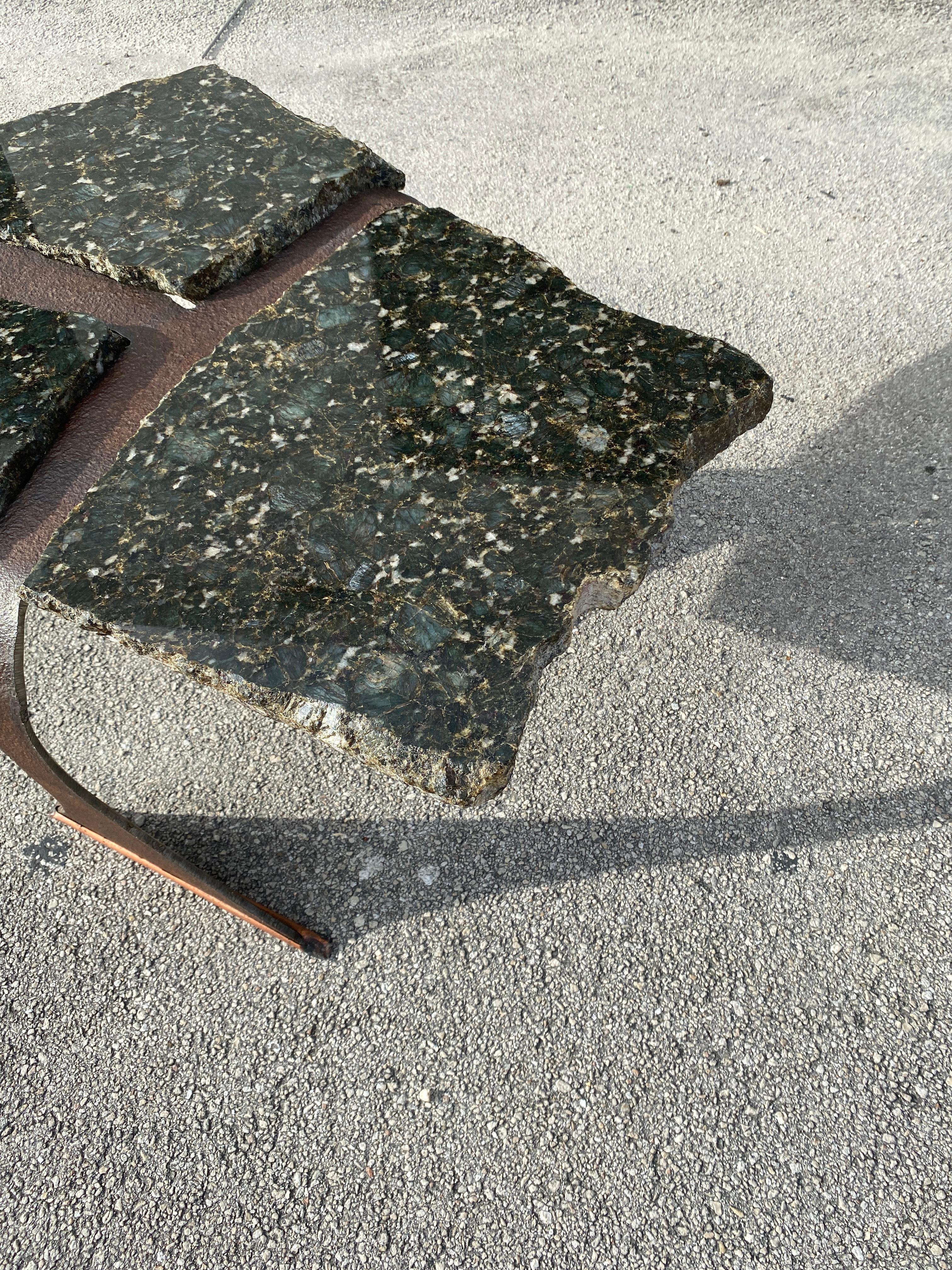 Brutalistischer Künstler-Couchtisch aus geschmiedetem Stahl und Granit im Angebot 2