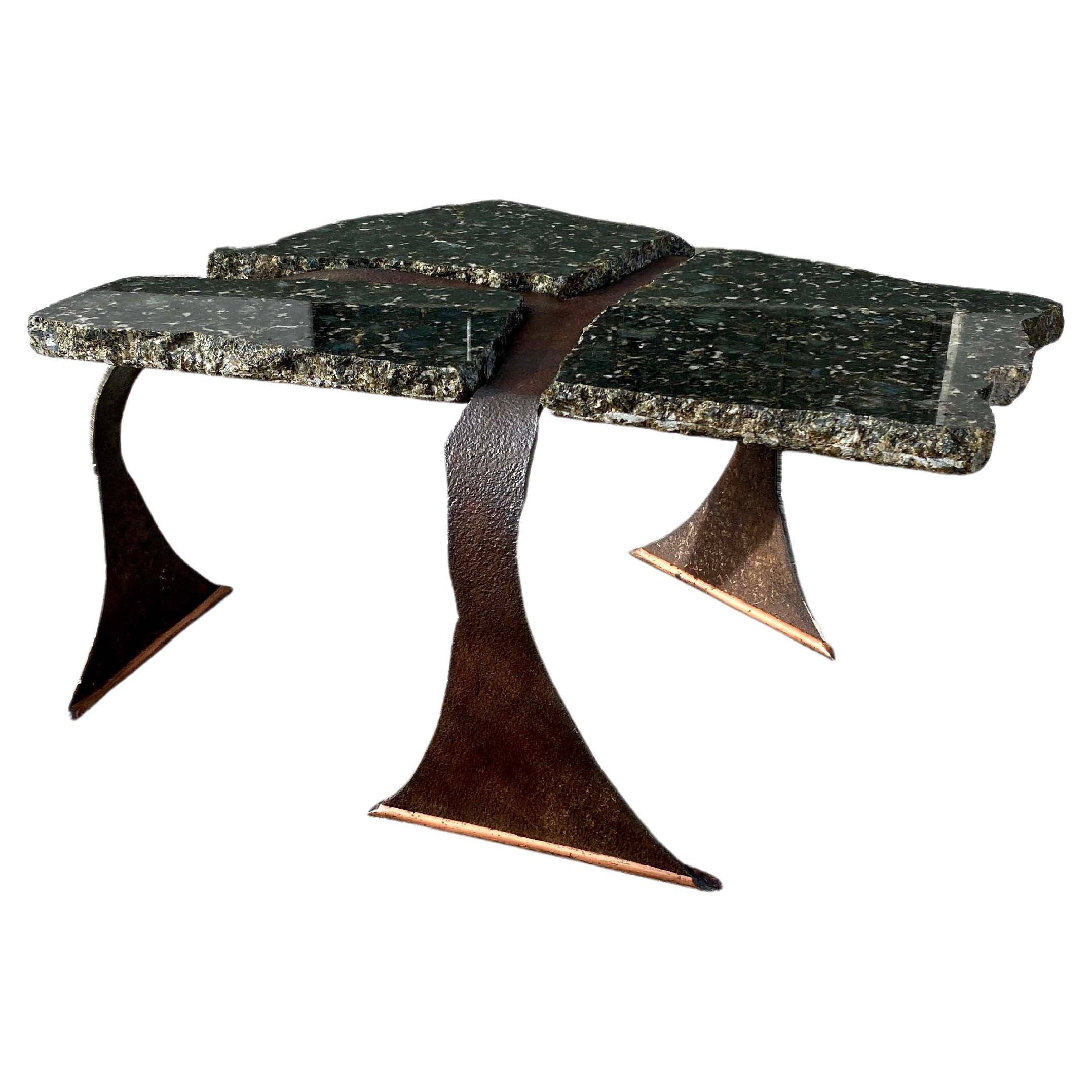 Table basse d'artiste brutaliste en acier forgé et granit
