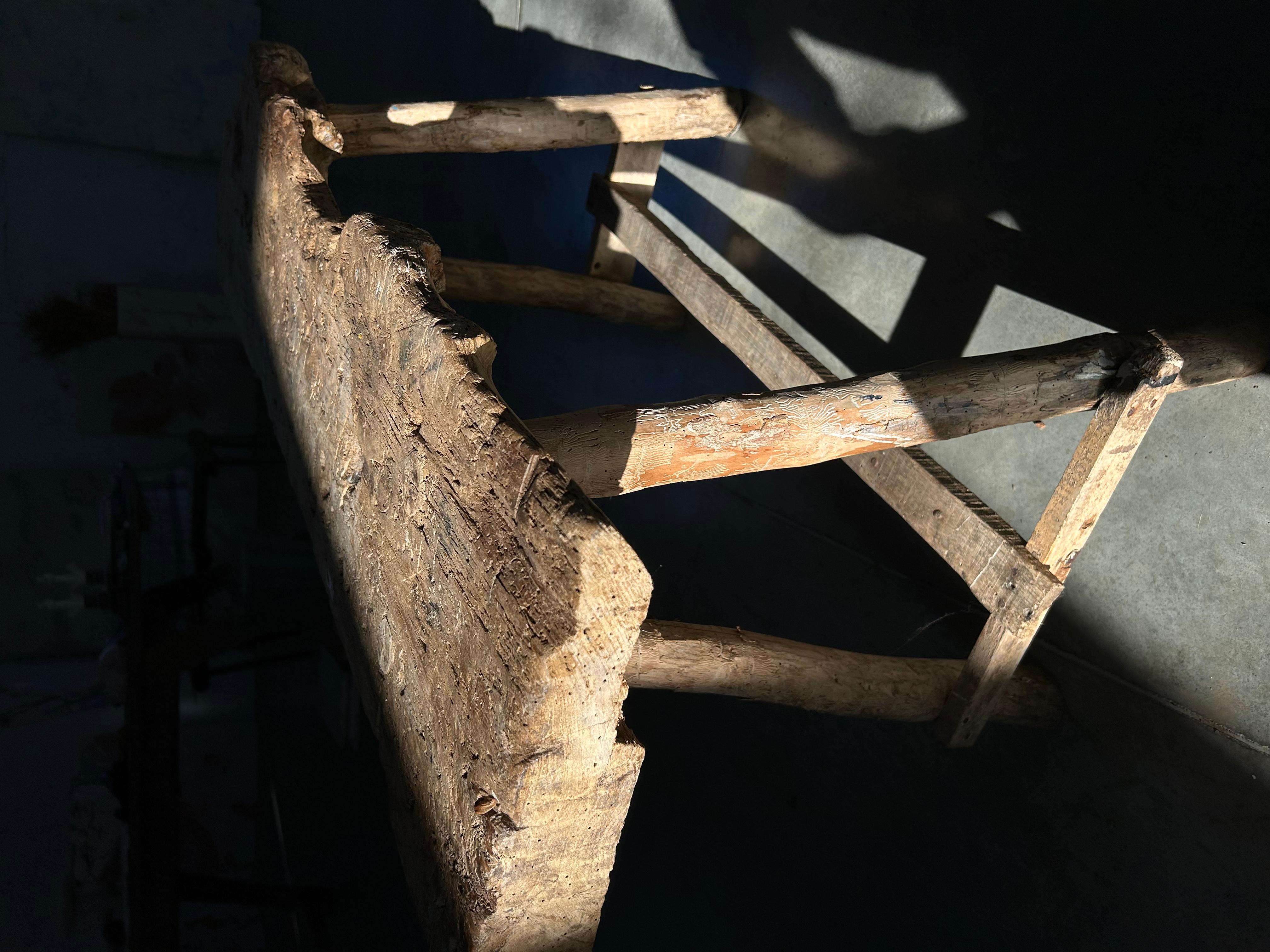 Console francese brutalista realizzata da un pastore dei Pirenei negli anni '50.
Ottima patina e molto stabile.