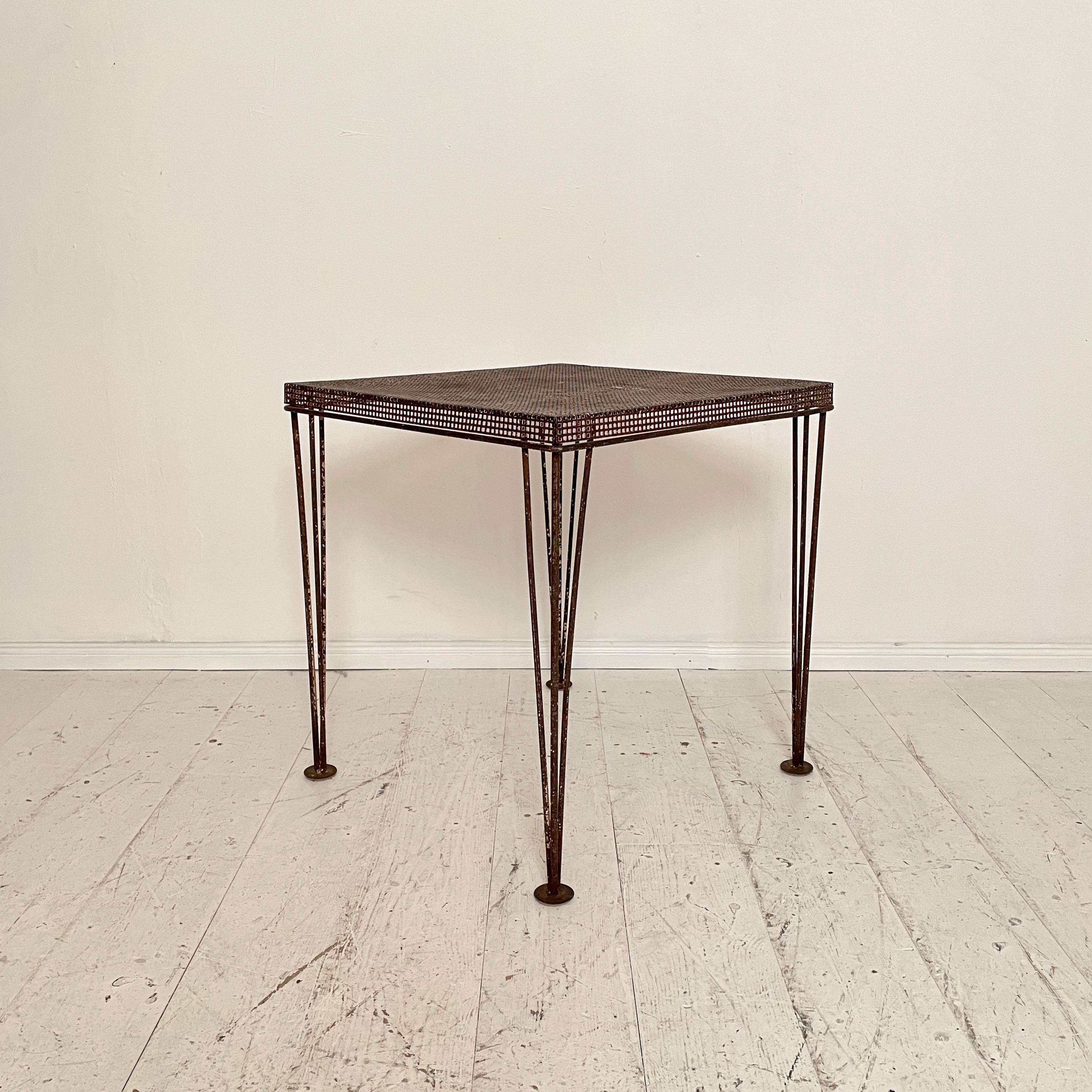 Brutalist French Dark Grey Side Table in Iron, 1960 In Good Condition For Sale In Berlin, DE