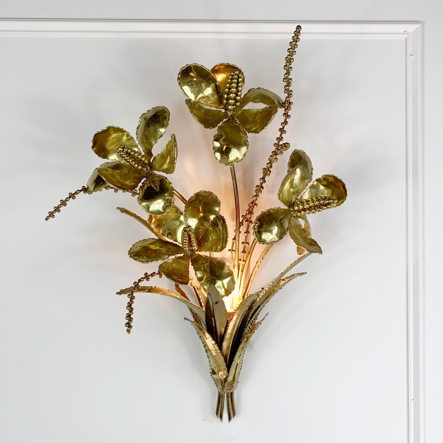 A superb piece of French Brutalist sculpture in the form of a spray of flowers, the large flower heads, surrounded with leaf and stem decoration.

Dating to the 1970’s the piece takes a single e14 (small screw in) bulb, that sits hidden the upward
