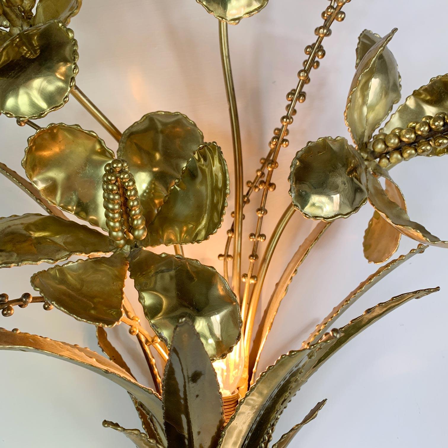 Brutalist Gold French Flower Bouquet Wall Light In Good Condition For Sale In Hastings, GB