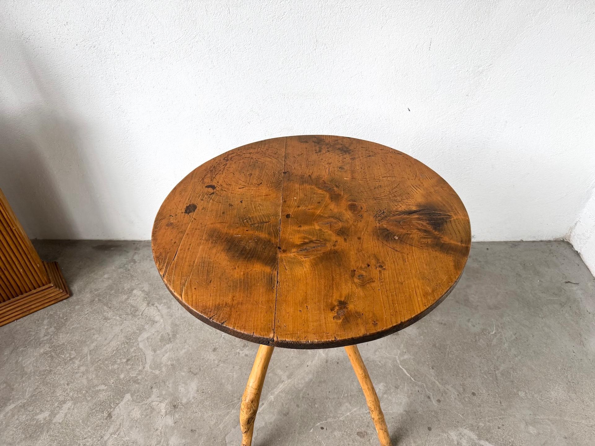Table d'art populaire français brutaliste, années 1950. Bon état - En vente à LYON, FR