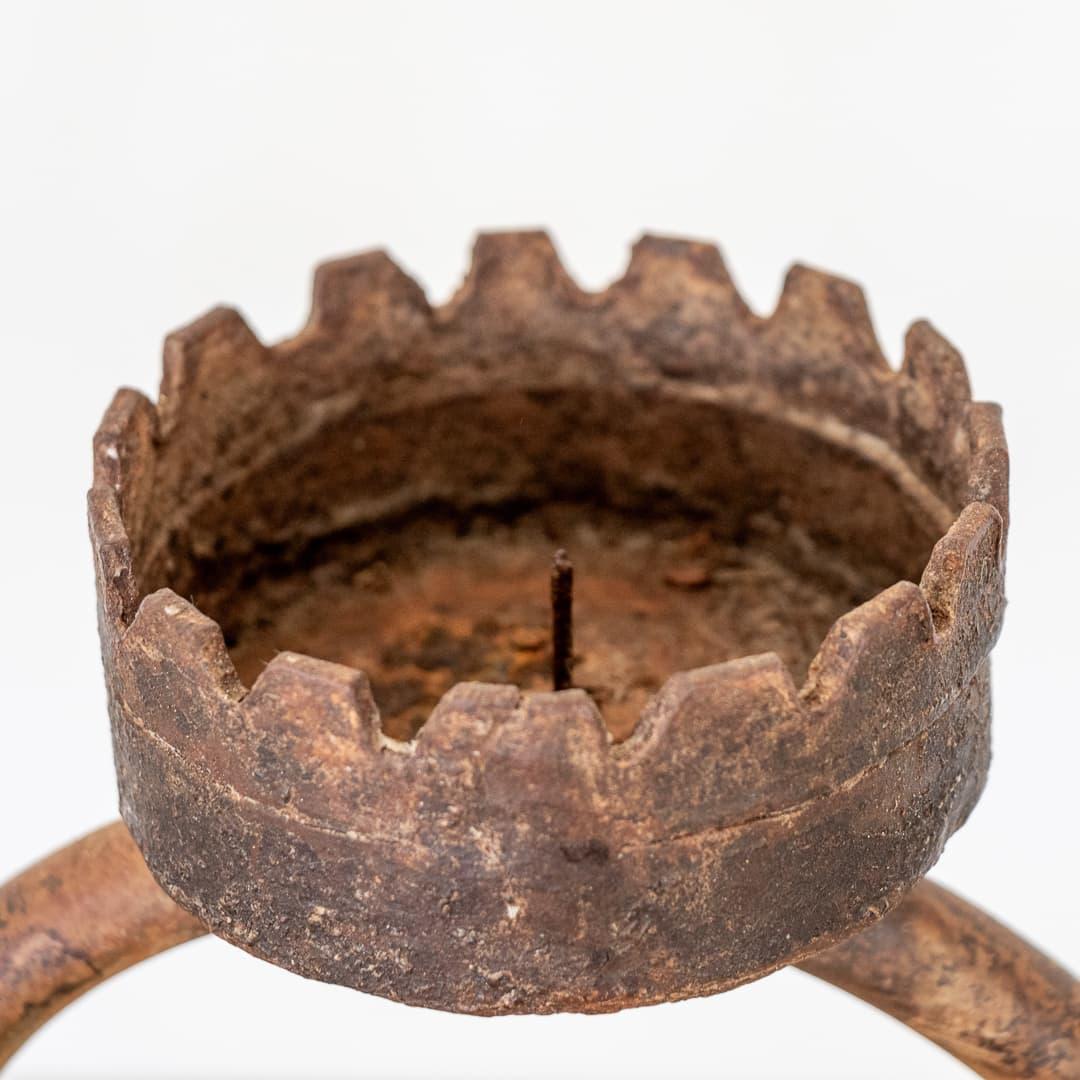 Brutalistischer zweiarmiger Kerzenleuchter aus französischem Eisen (20. Jahrhundert) im Angebot