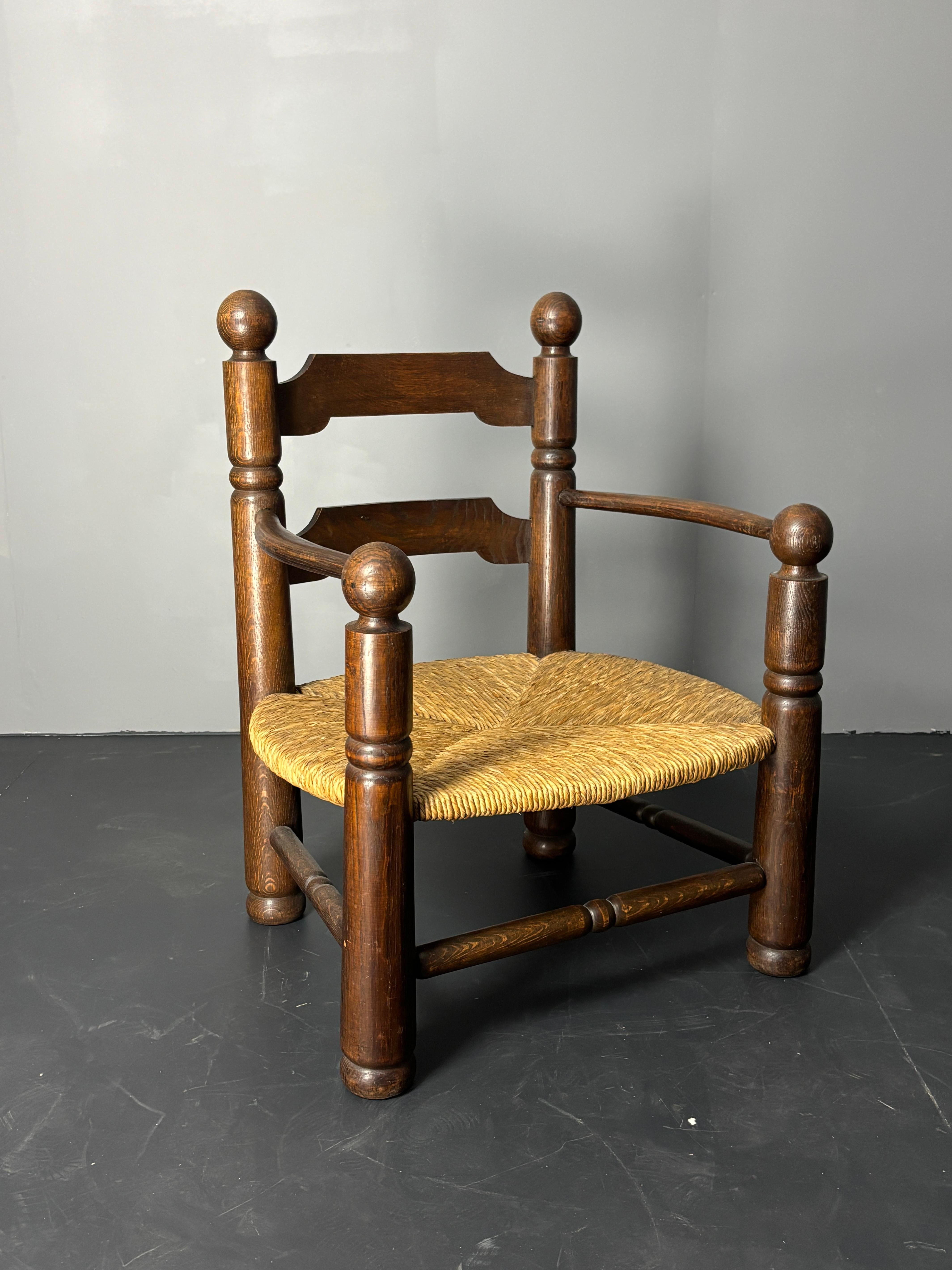 Iconique chaise basse en jonc de Charles Dudouyt ca 1940s. Ces chaises originales sont souvent utilisées comme fauteuils de cheminée ou comme chaises d'appoint. Cette chaise est en très bel état patiné vintage, sans aucun défaut à mentionner. 