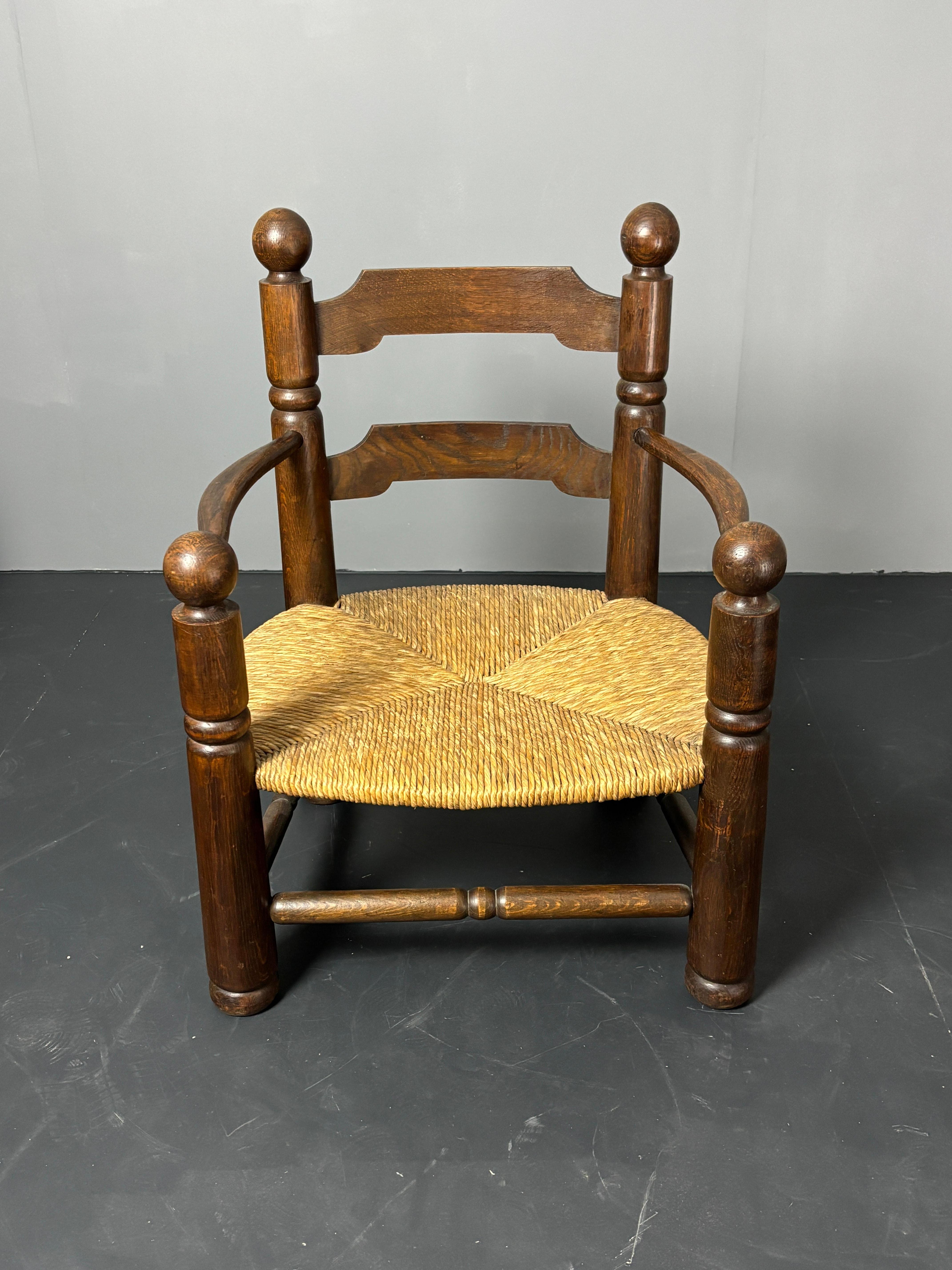 Français Fauteuil d'appoint en chêne jonc brutaliste français par Charles Dudouyt ca 1940s en vente