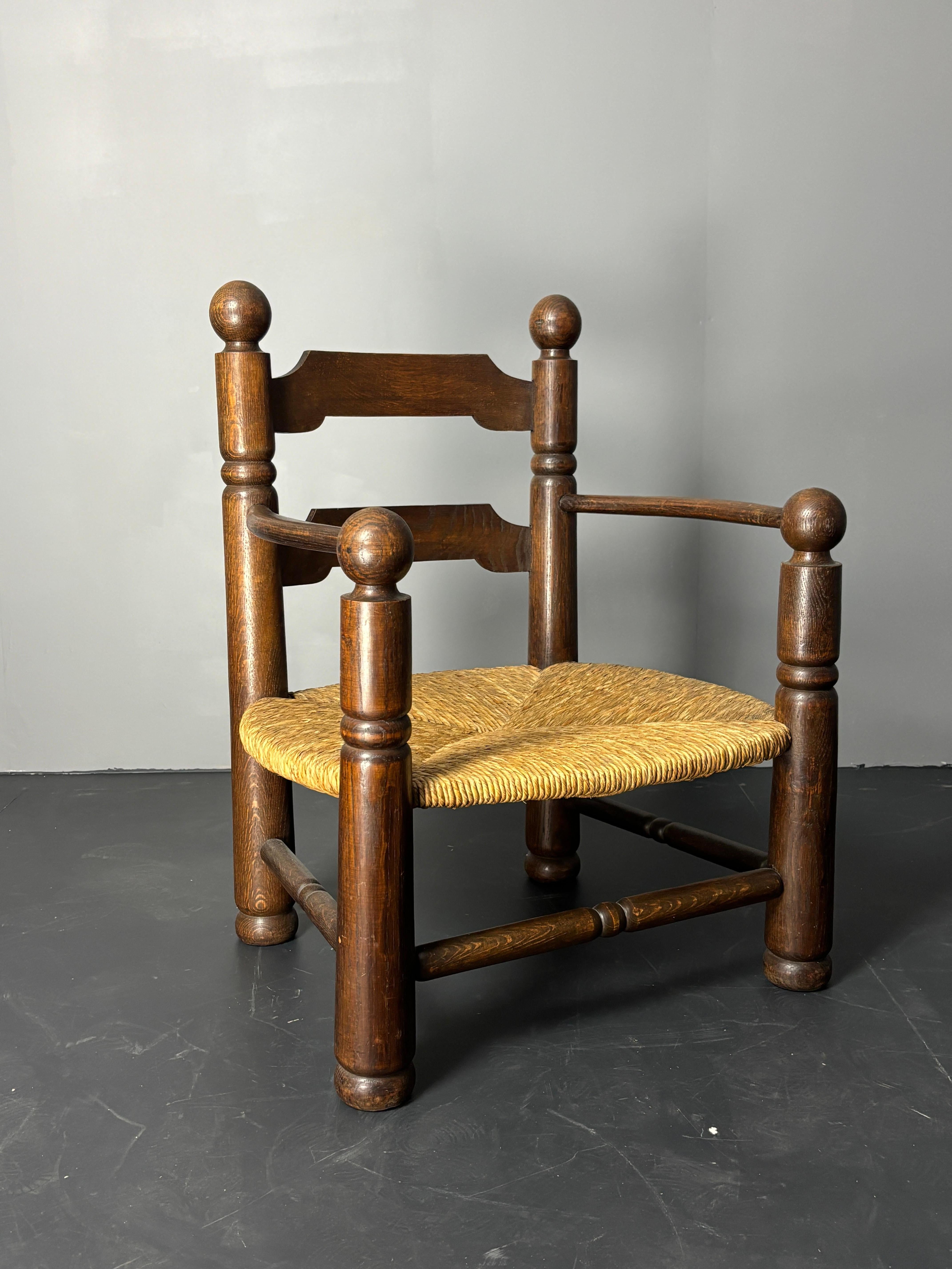 Milieu du XXe siècle Fauteuil d'appoint en chêne jonc brutaliste français par Charles Dudouyt ca 1940s en vente