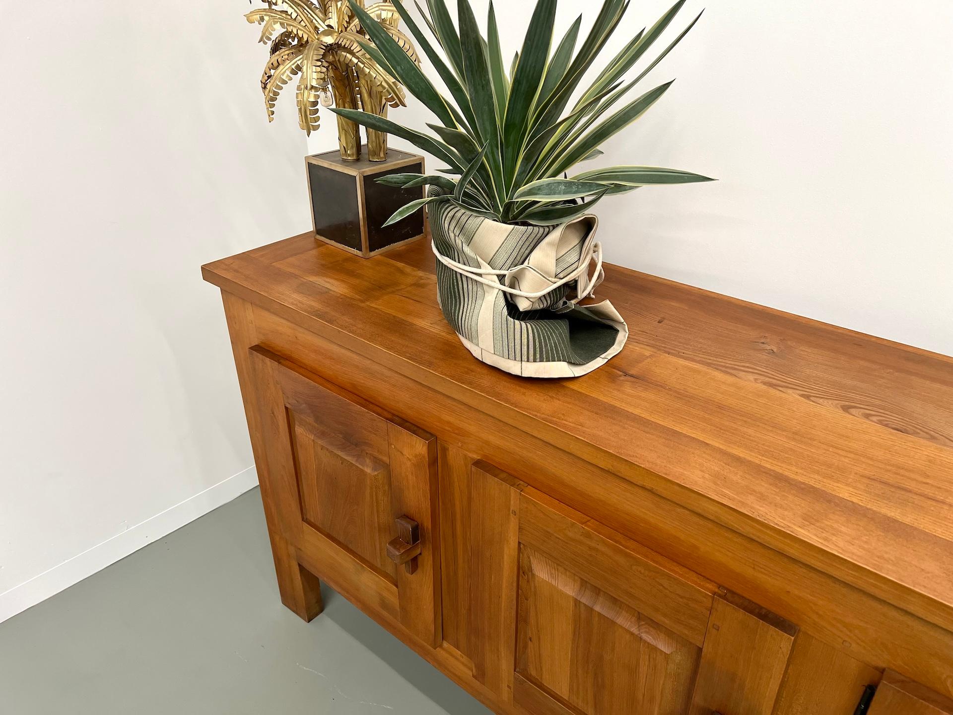 Brutalist french sideboard from the 1950s in solid elm For Sale 3