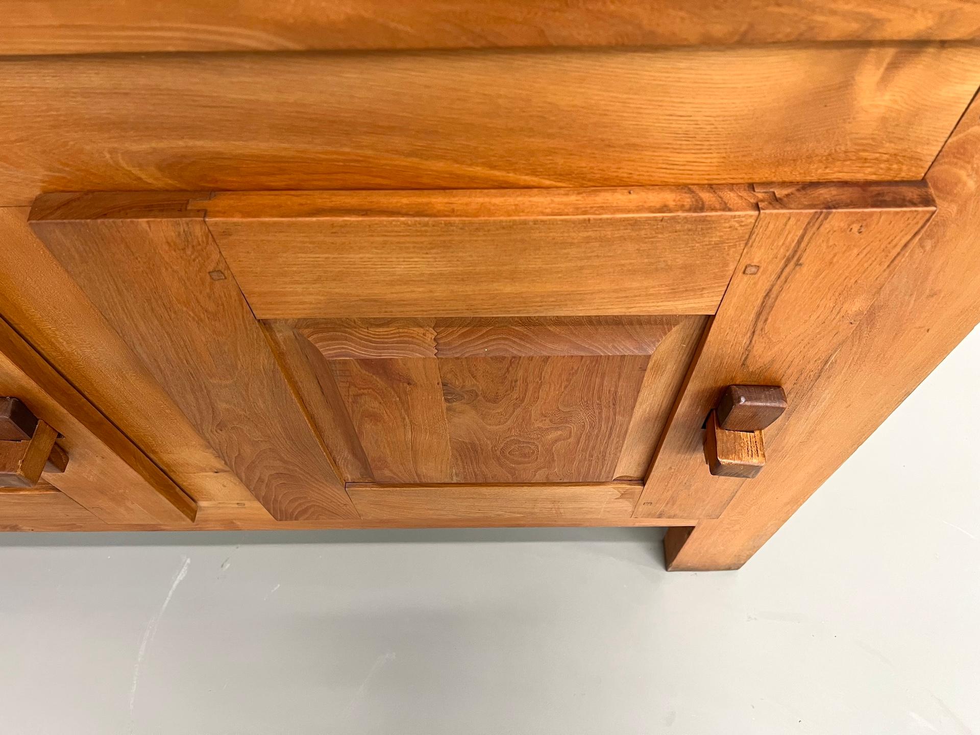 Brutalist french sideboard from the 1950s in solid elm For Sale 5