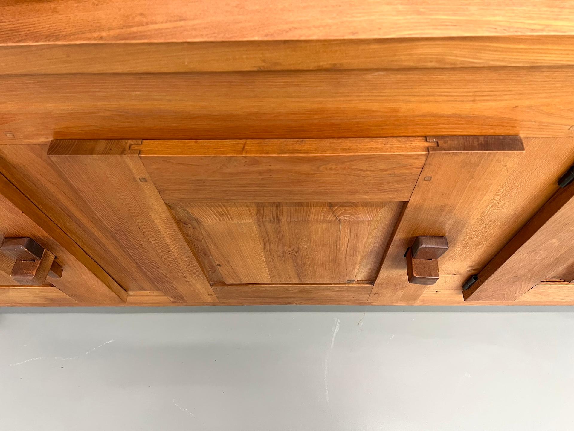 Brutalist french sideboard from the 1950s in solid elm For Sale 6
