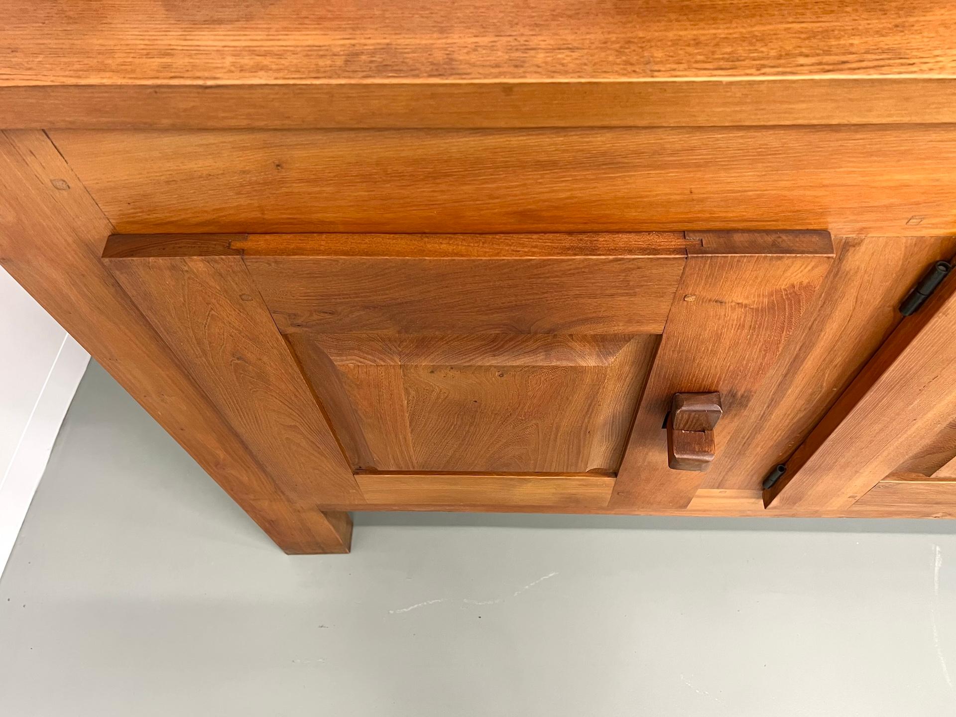 Brutalist french sideboard from the 1950s in solid elm For Sale 7
