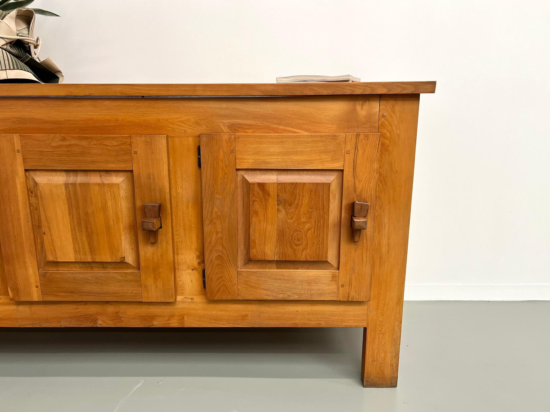 Brutalist french sideboard from the 1950s in solid elm In Good Condition For Sale In LYON, FR