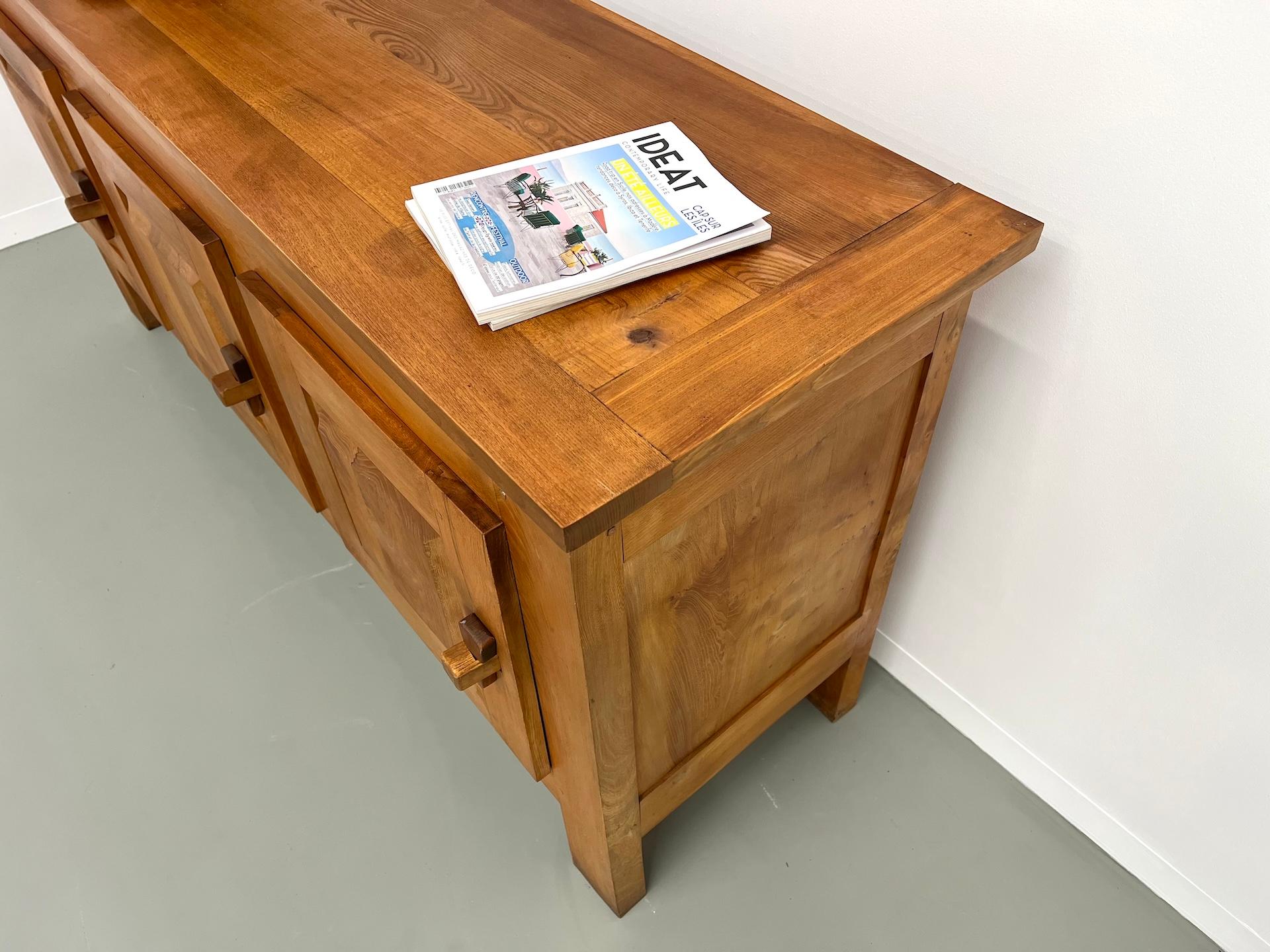 Brutalist french sideboard from the 1950s in solid elm For Sale 1