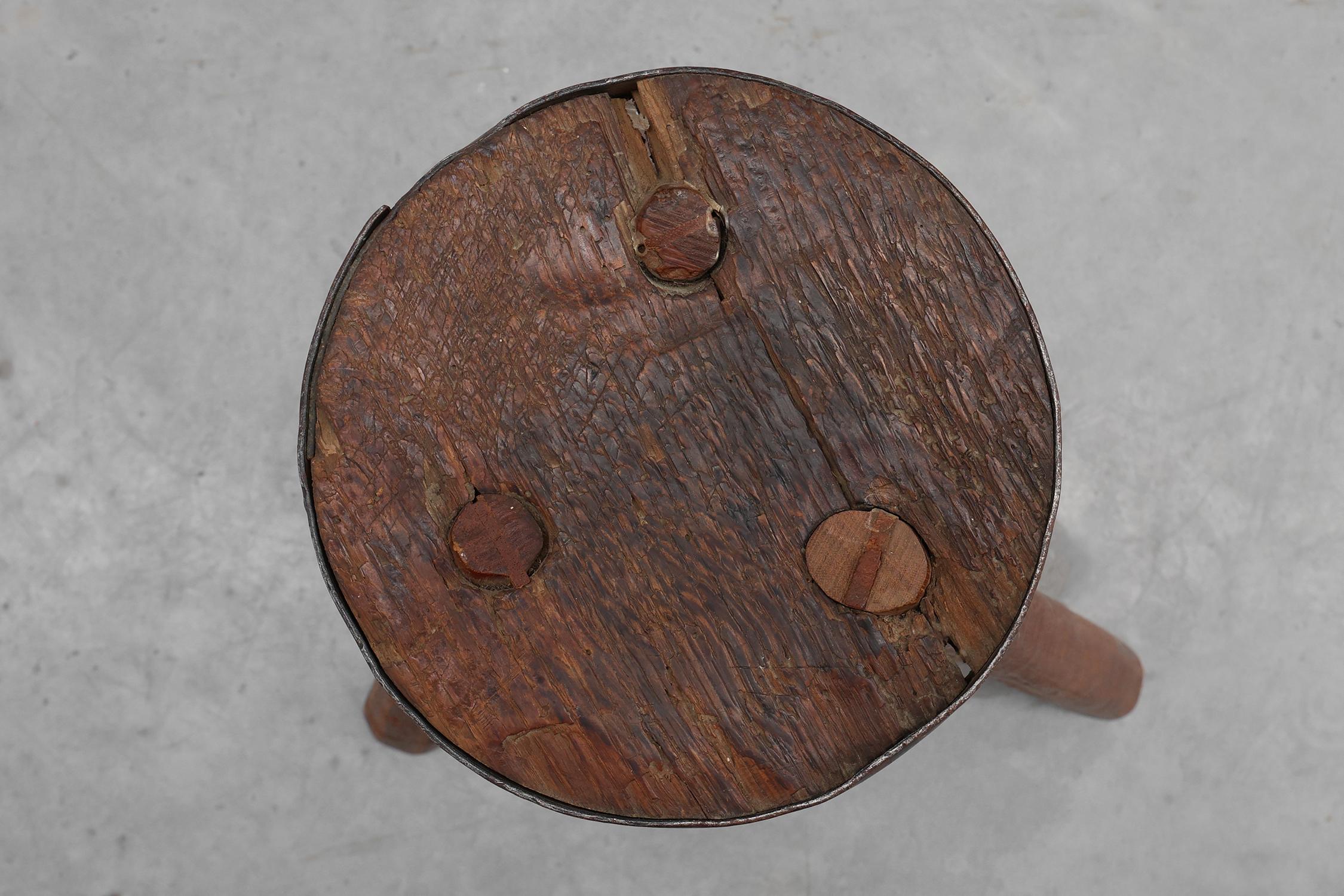 Brutalistischer französischer Dreibeinhocker aus massiver Eiche mit Metallrand, 1850er Jahre im Angebot 4