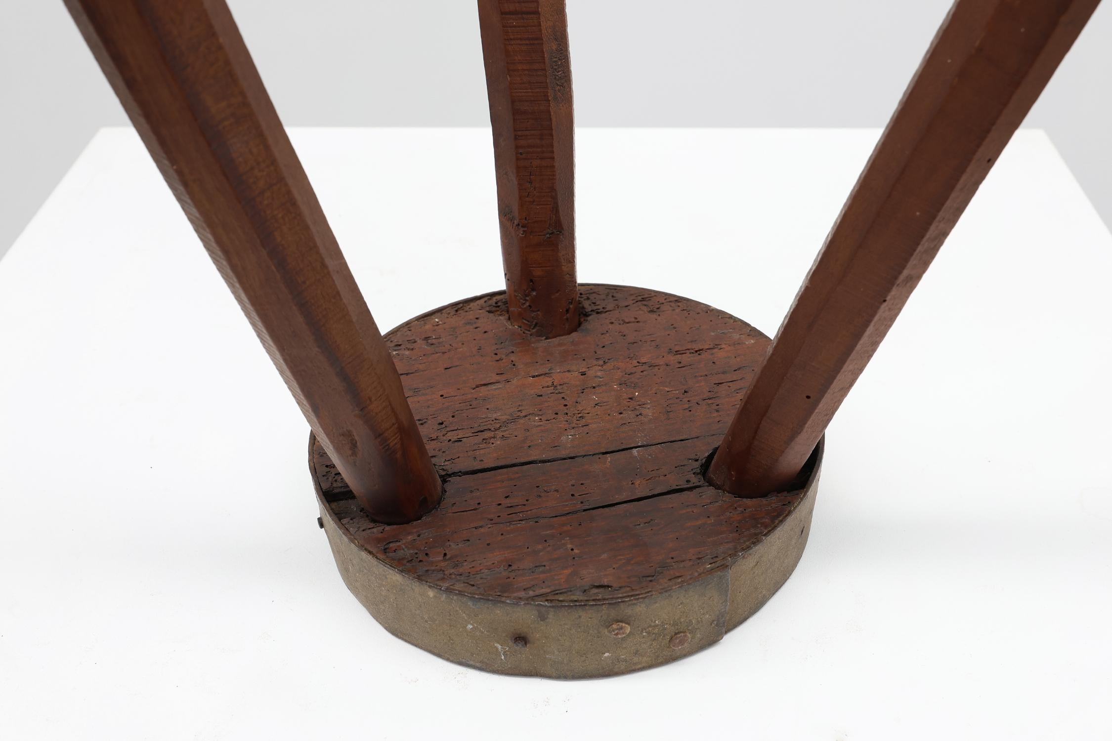 Brutalistischer französischer Dreibeinhocker aus massiver Eiche mit Metallrand, 1850er Jahre im Angebot 4