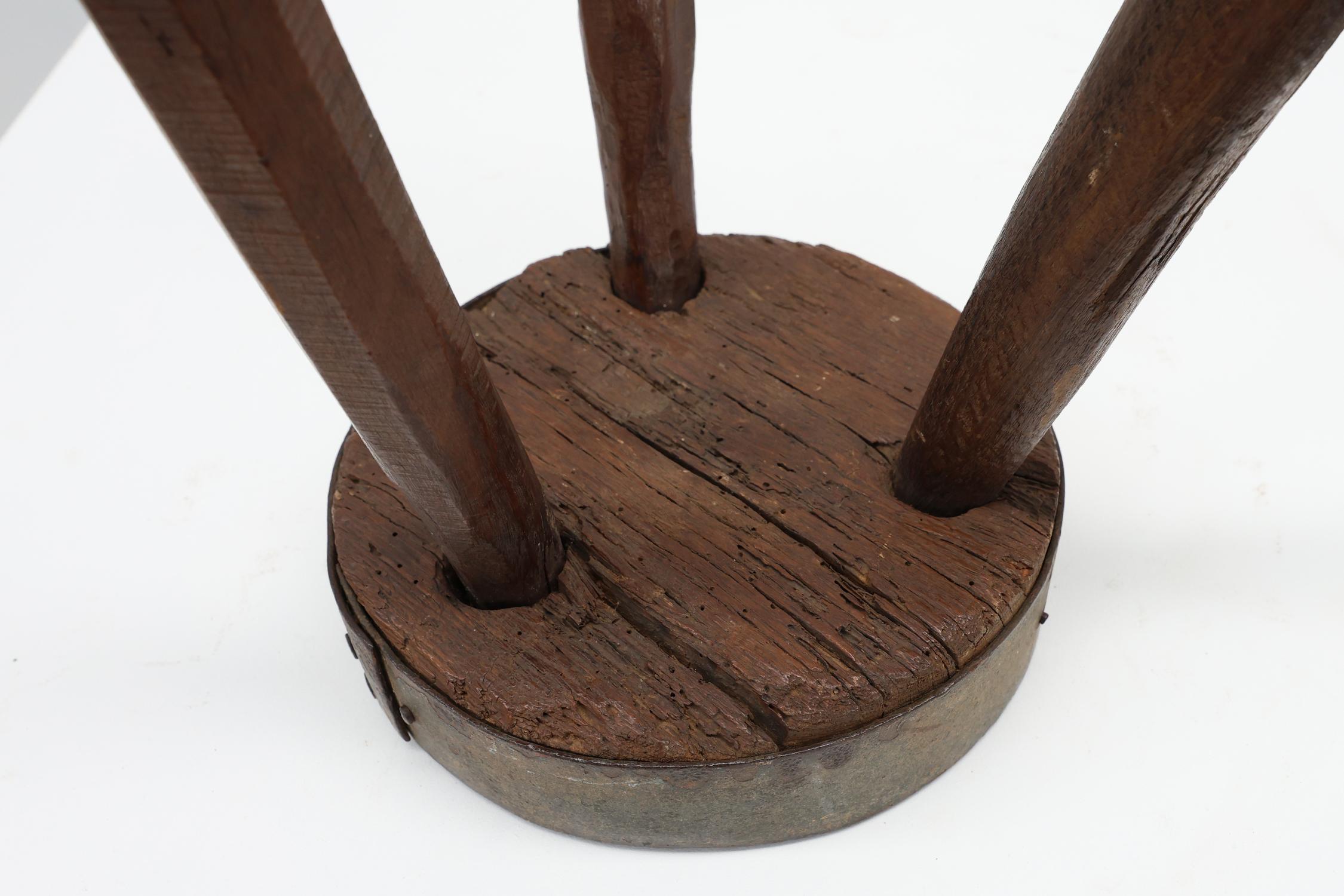 Brutalistischer französischer Dreibeinhocker aus massiver Eiche mit Metallrand, 1850er Jahre im Angebot 5