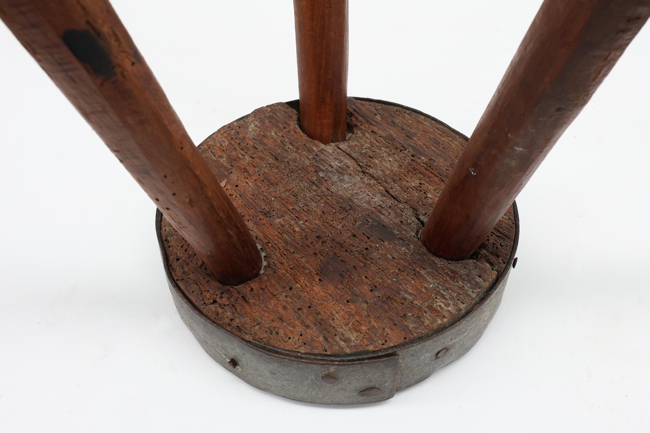 Brutalistischer französischer Dreibeinhocker aus massiver Eiche mit Metallrand, 1850er Jahre im Angebot 7