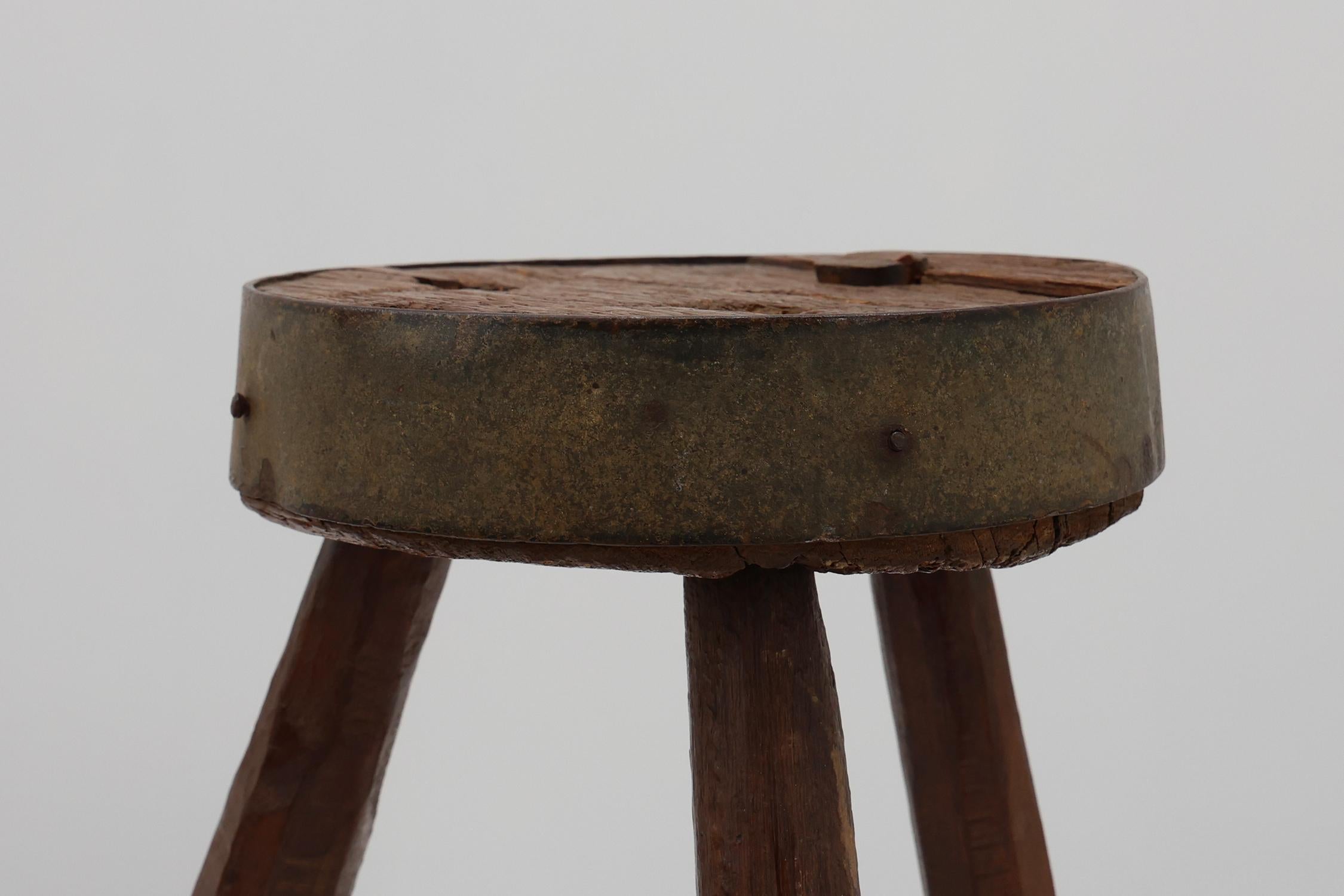 Frankreich / 1850 / Hocker / Eiche, Metall / Rustikal / Antik / Französische Provence 

Rustikaler französischer Hocker aus der Mitte des 19. Jahrhunderts, handgefertigt aus vollem Eichenholz. Mit drei stabilen Beinen, die direkt in die runde
