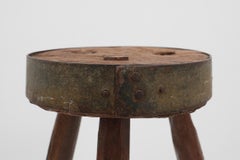 Brutalistischer französischer Dreibeinhocker aus massiver Eiche mit Metallrand, 1850er Jahre