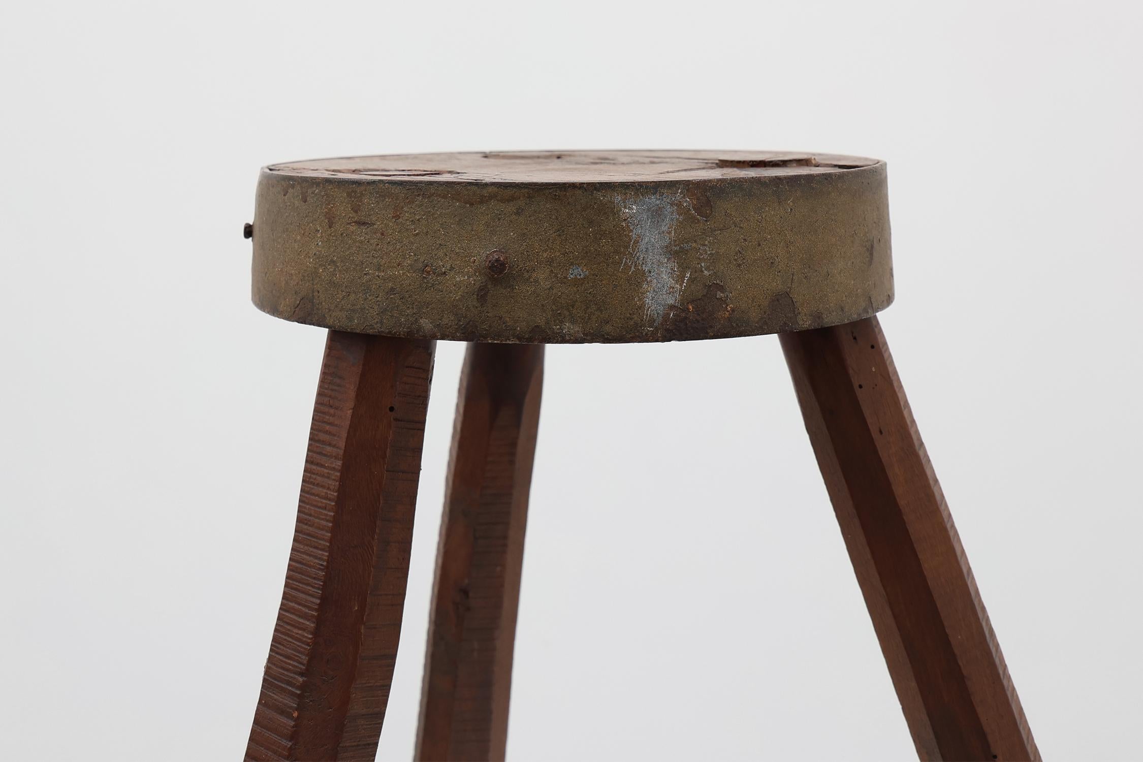 Frankreich / 1850 / Hocker / Eiche, Metall / Rustikal / Antik / Französische Provence 

Rustikaler französischer Hocker aus der Mitte des 19. Jahrhunderts, handgefertigt aus vollem Eichenholz. Mit drei stabilen Beinen, die direkt in die runde