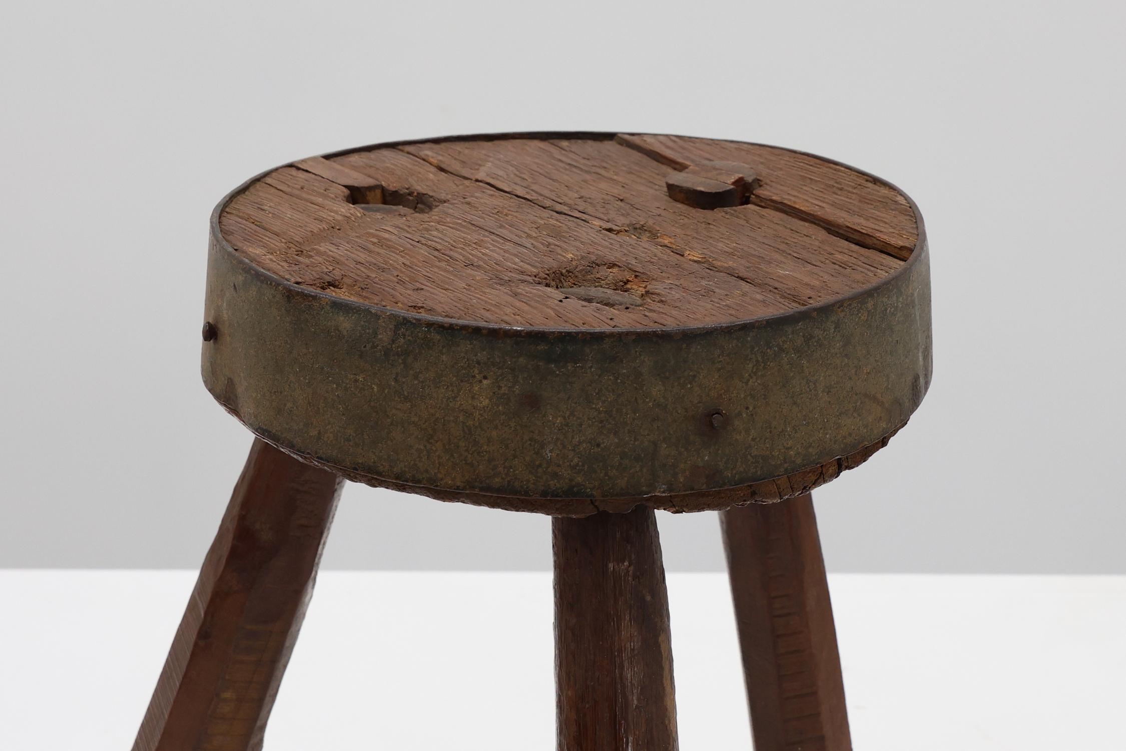 Brutalistischer französischer Dreibeinhocker aus massiver Eiche mit Metallrand, 1850er Jahre (Französische Provence) im Angebot