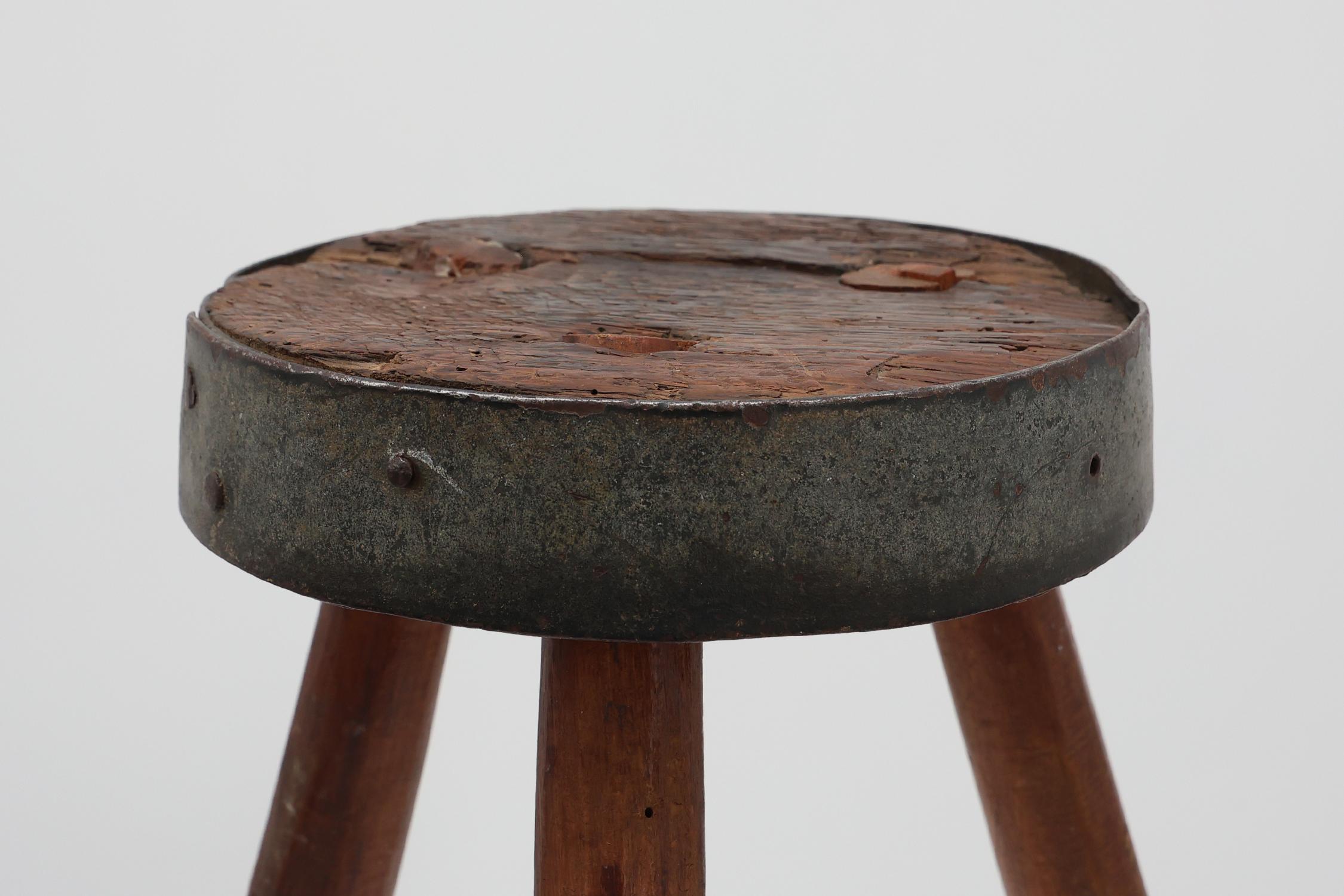 Brutalistischer französischer Dreibeinhocker aus massiver Eiche mit Metallrand, 1850er Jahre (Französische Provence) im Angebot