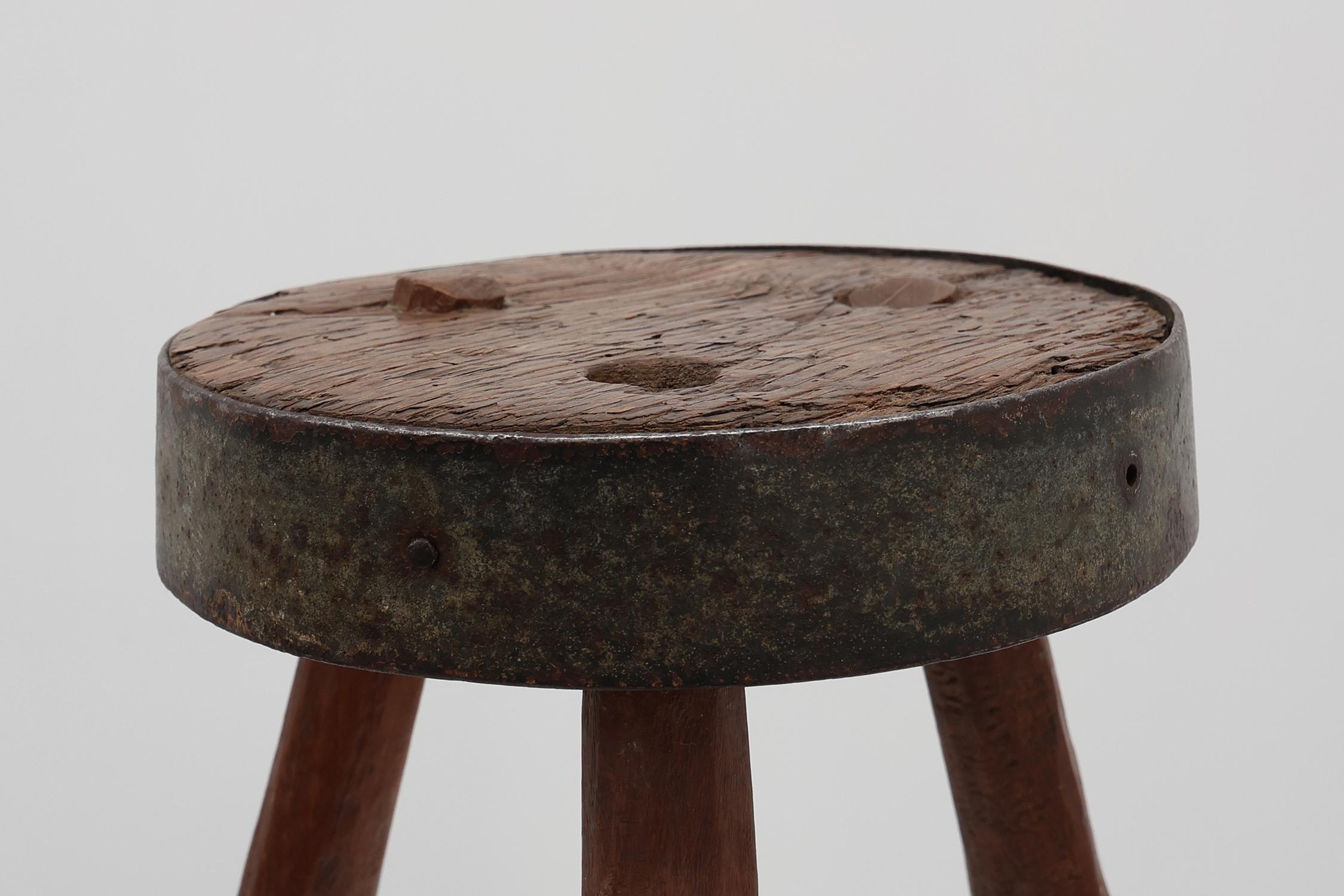 Brutalistischer französischer Dreibeinhocker aus massiver Eiche mit Metallrand, 1850er Jahre (Französische Provence) im Angebot