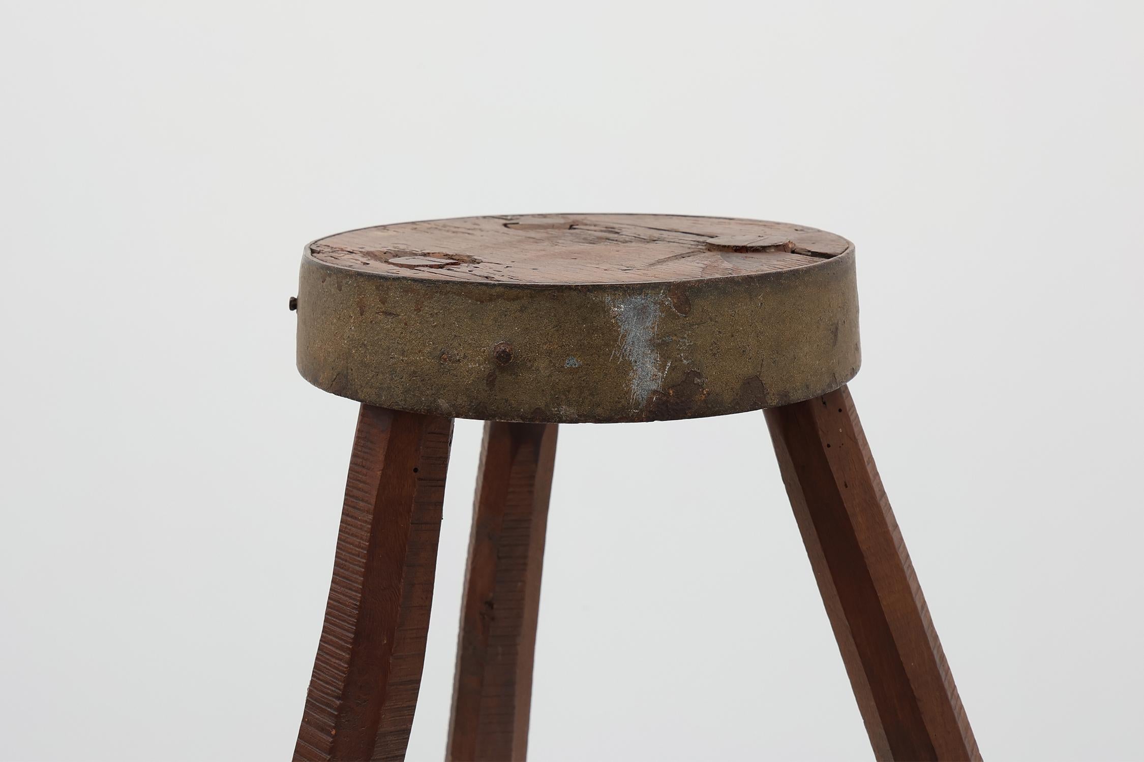 Brutalistischer französischer Dreibeinhocker aus massiver Eiche mit Metallrand, 1850er Jahre (Französische Provence) im Angebot