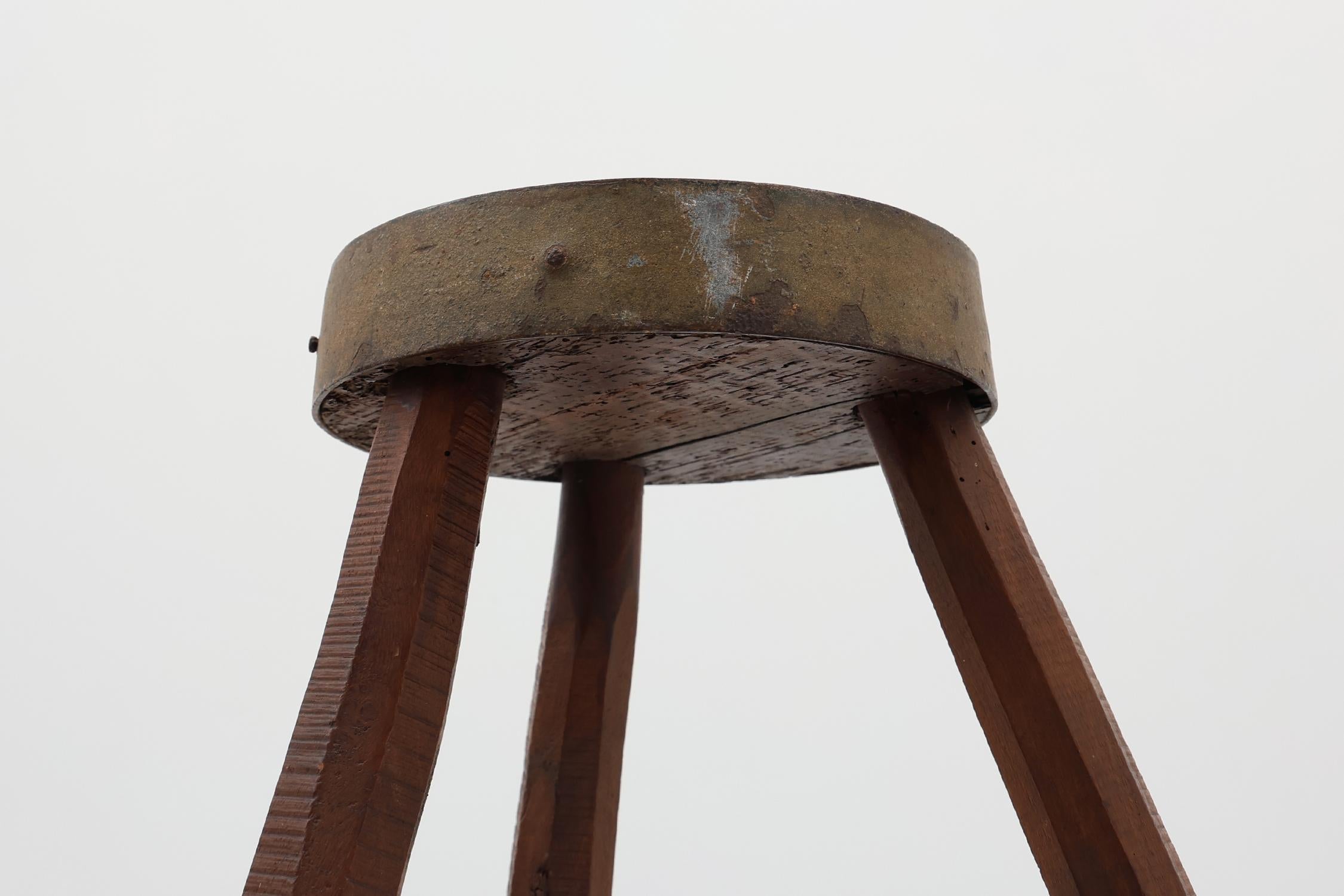 Brutalistischer französischer Dreibeinhocker aus massiver Eiche mit Metallrand, 1850er Jahre im Zustand „Gut“ im Angebot in Meulebeke, BE