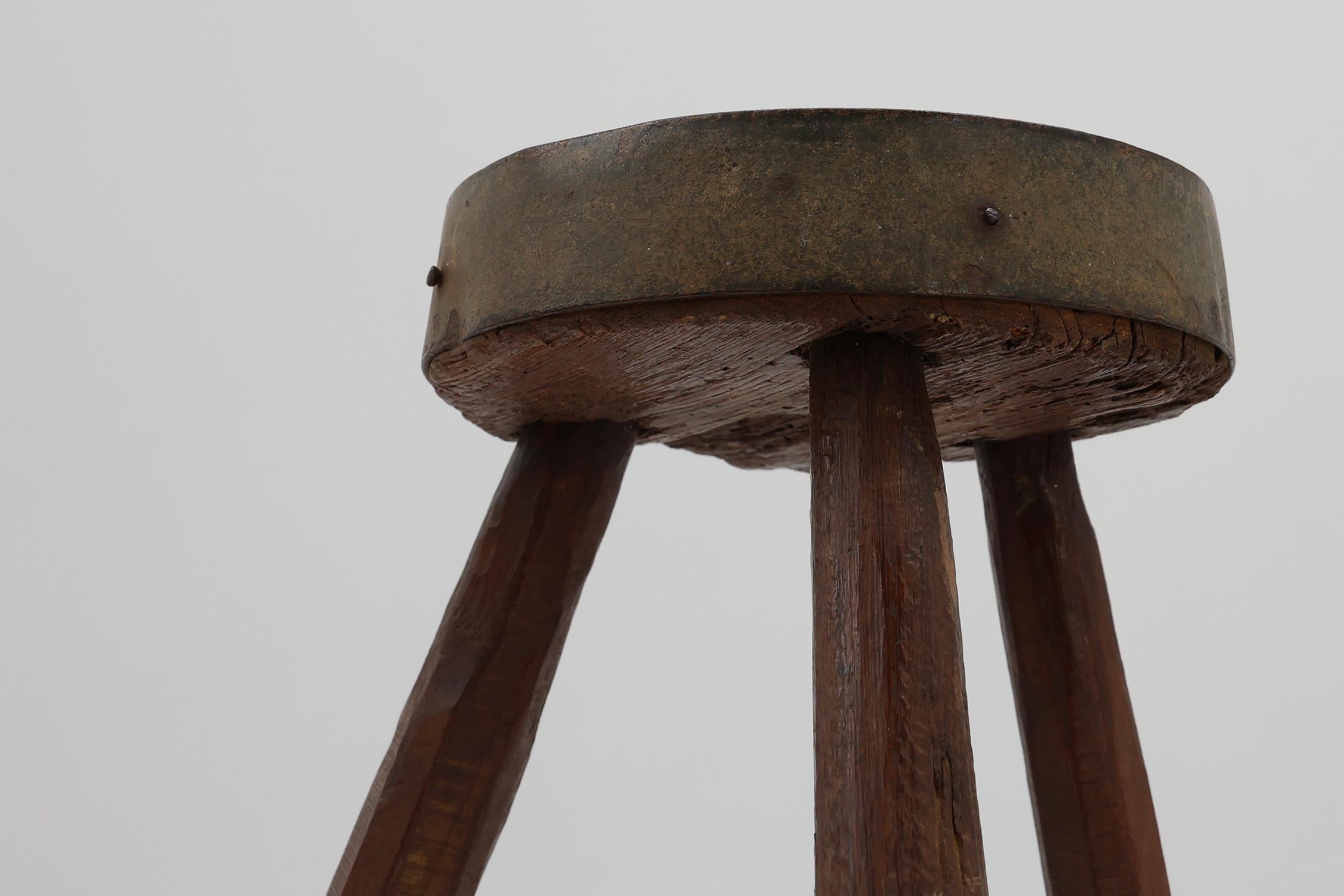 Brutalistischer französischer Dreibeinhocker aus massiver Eiche mit Metallrand, 1850er Jahre (19. Jahrhundert) im Angebot