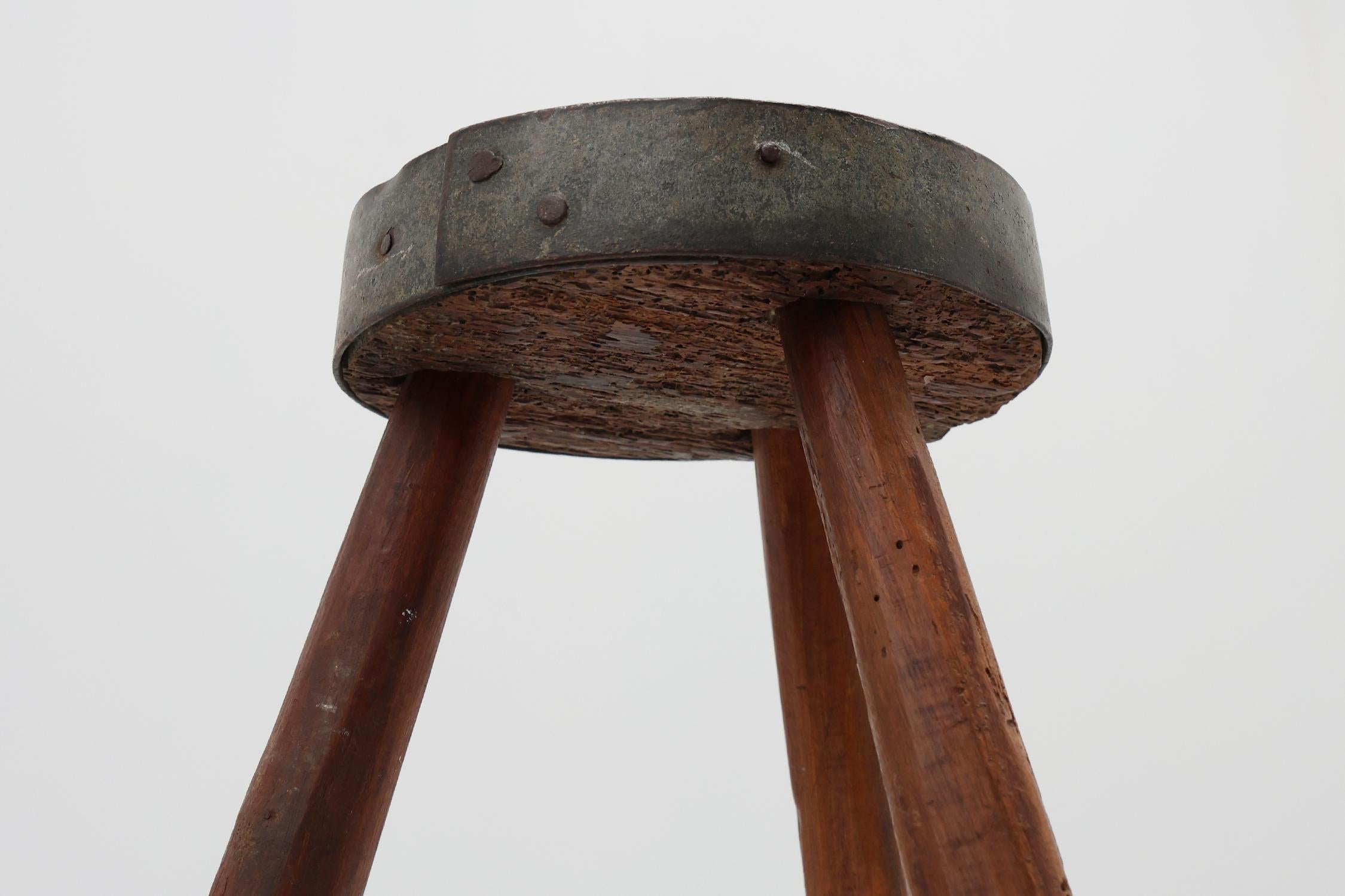 Brutalistischer französischer Dreibeinhocker aus massiver Eiche mit Metallrand, 1850er Jahre (19. Jahrhundert) im Angebot