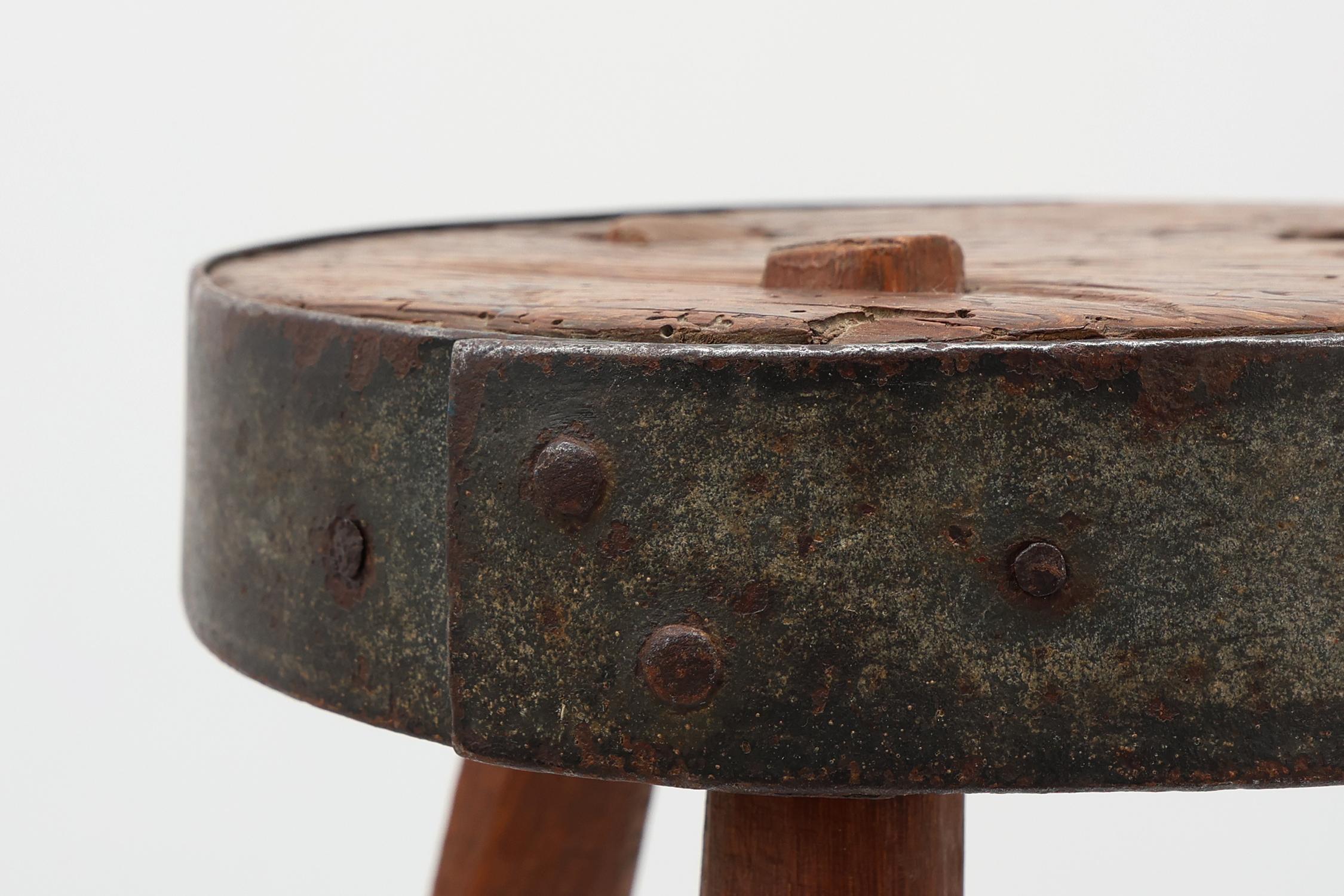 Brutalistischer französischer Dreibeinhocker aus massiver Eiche mit Metallrand, 1850er Jahre (19. Jahrhundert) im Angebot