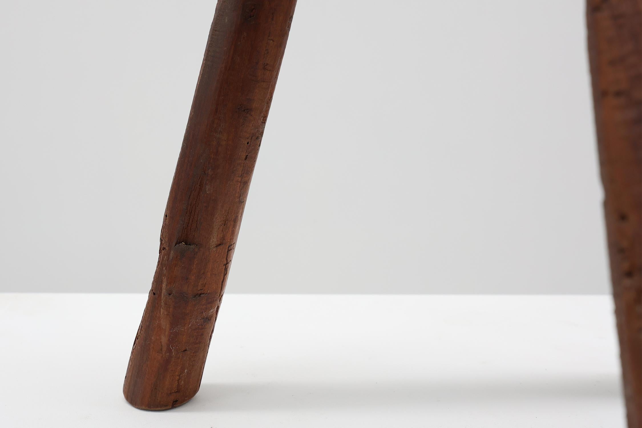 Brutalistischer französischer Dreibeinhocker aus massiver Eiche mit Metallrand, 1850er Jahre im Angebot 1