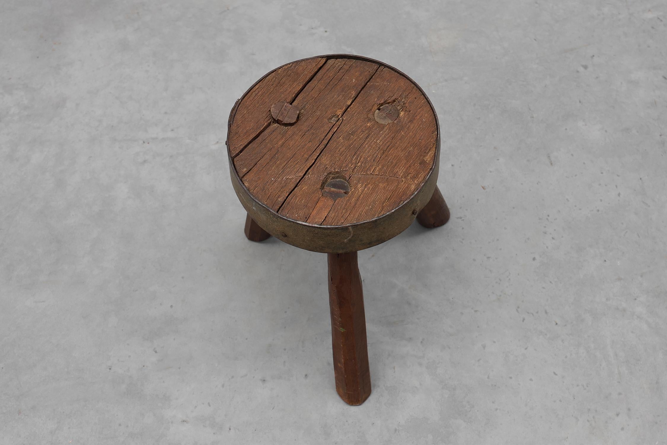 Brutalistischer französischer Dreibeinhocker aus massiver Eiche mit Metallrand, 1850er Jahre im Angebot 2