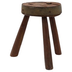 Tabouret tripode brutaliste français en chêne massif avec rebord en métal, années 1850.