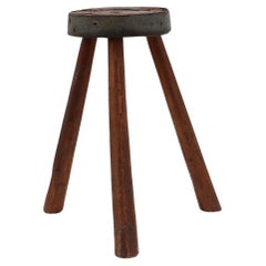 Tabouret tripode brutaliste français en chêne massif avec rebord en métal, années 1850.