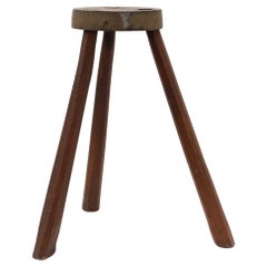 Tabouret tripode brutaliste français en chêne massif avec rebord en métal, années 1850.