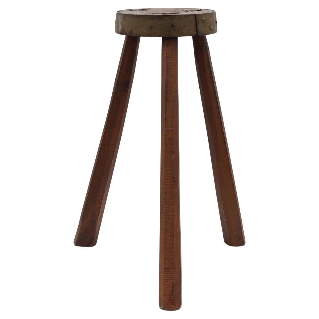 Tabouret tripode brutaliste français en chêne massif avec rebord en métal, années 1850.