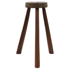 Tabouret tripode brutaliste français en chêne massif avec rebord en métal, années 1850.