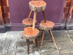Tabourets français brutalistes/table tripode en noyer