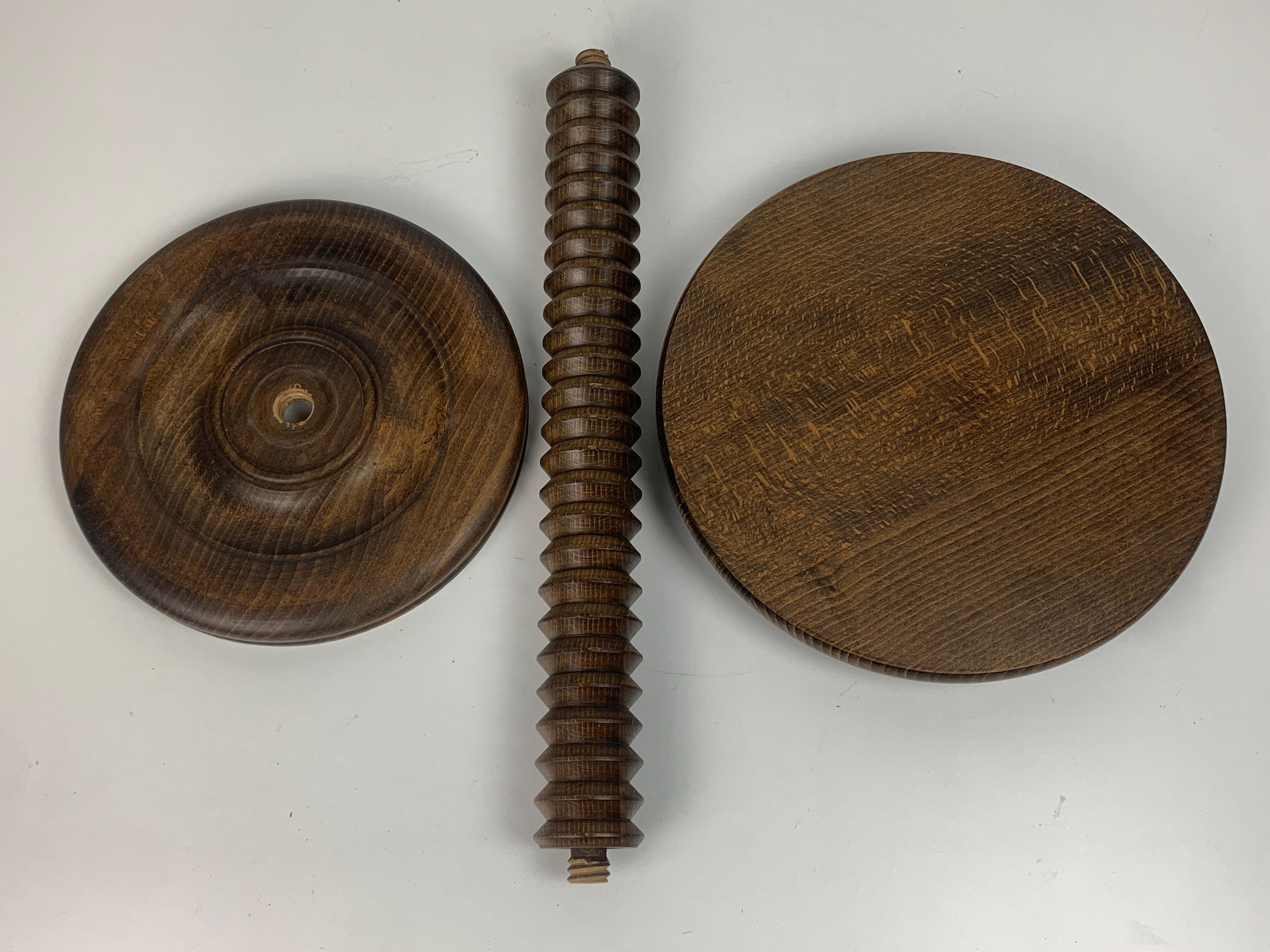 Mesa auxiliar Brutalista francesa de madera torneada para prensa de vino, años 50 2
