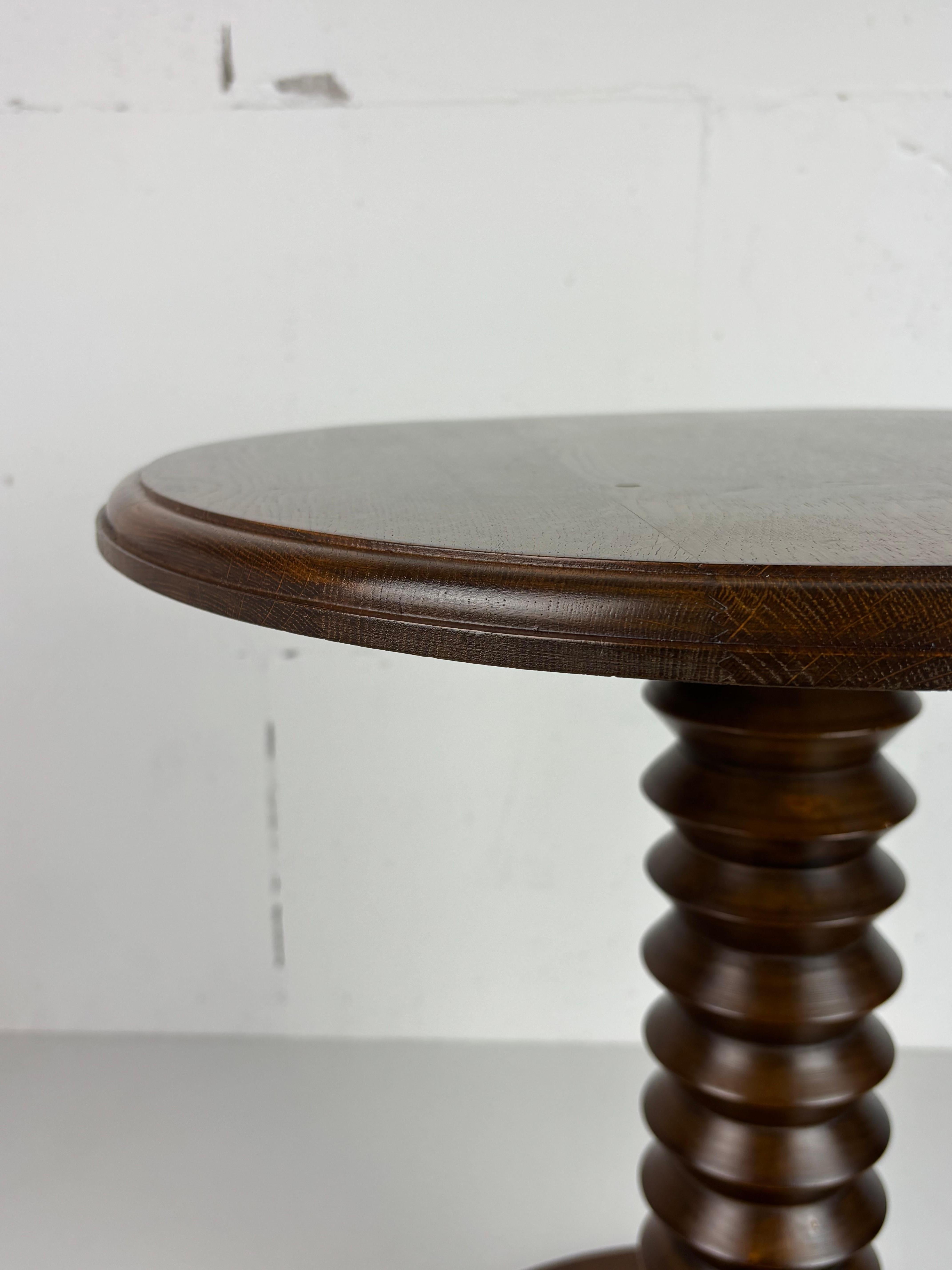 Mesa auxiliar Brutalista francesa de madera torneada para prensa de vino, años 50 en venta 2
