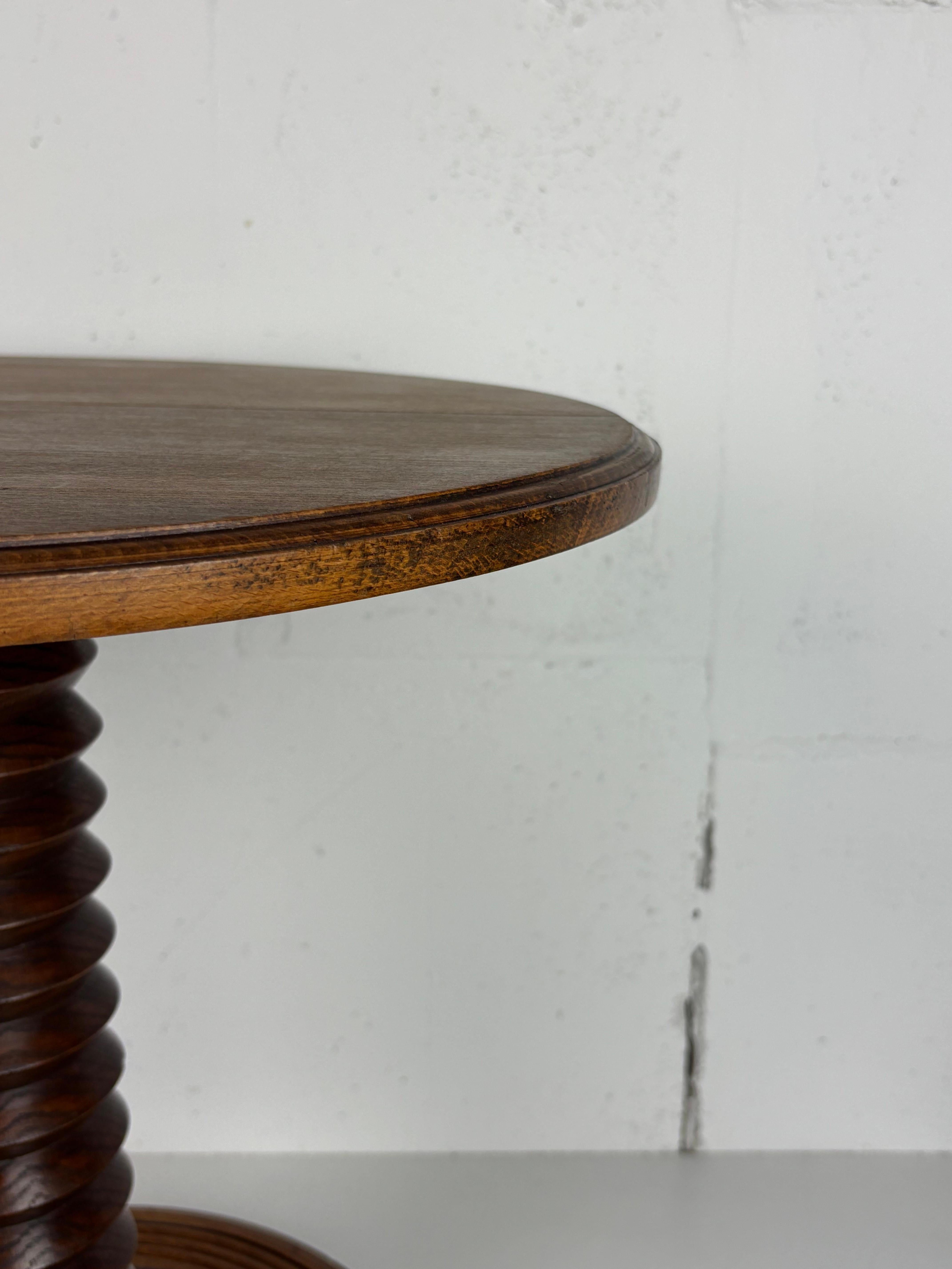 Mesa auxiliar Brutalista francesa de madera torneada para prensa de vino, años 50 en venta 4