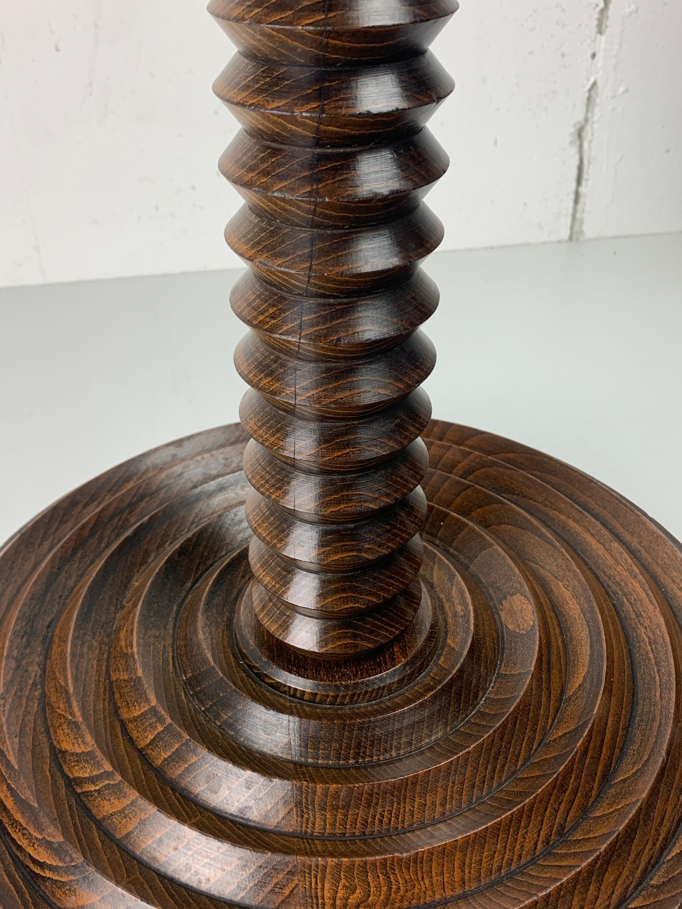 Table d'appoint brutaliste en bois tourné français, années 1950 en vente 6