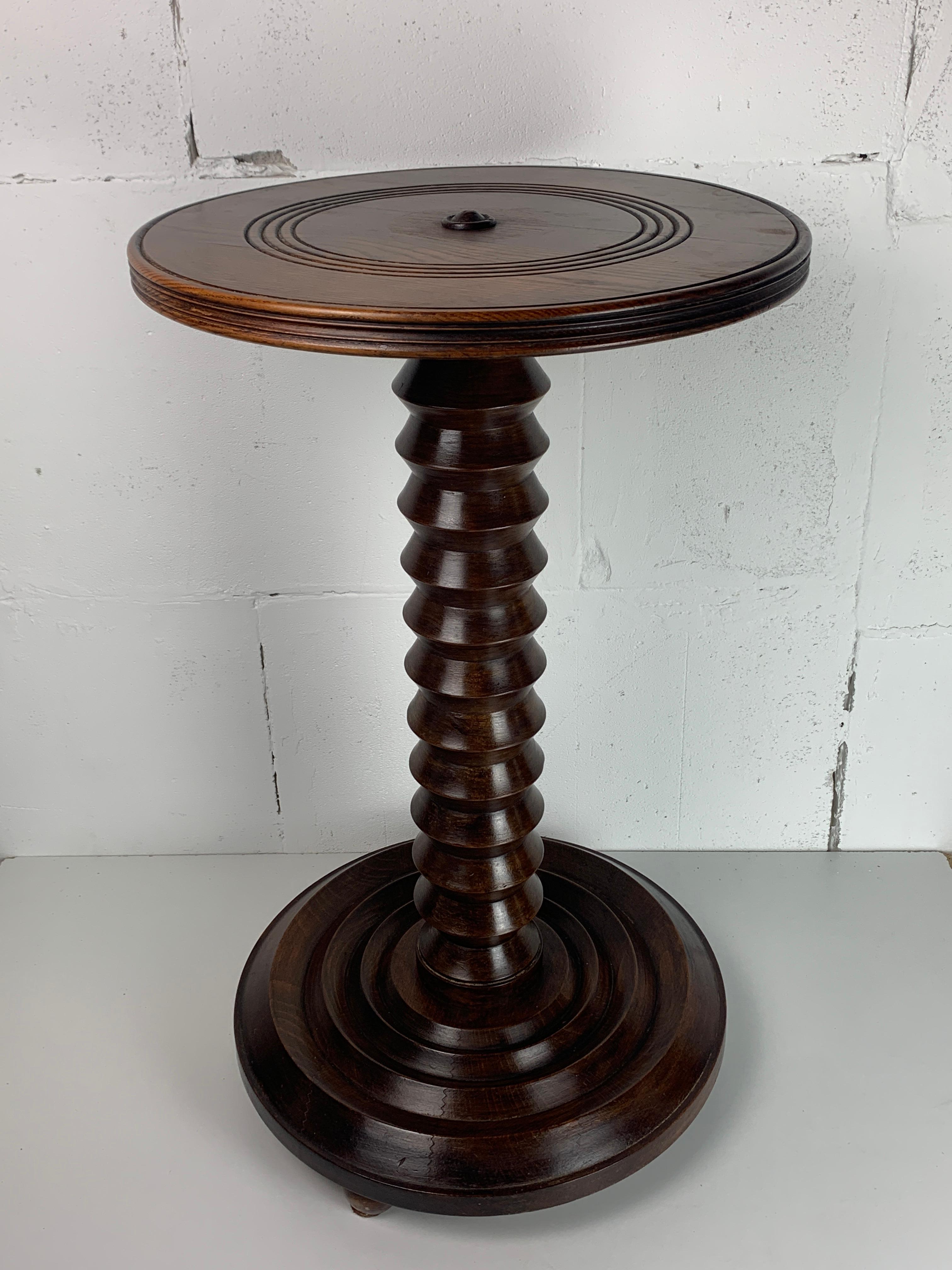 Tavolino o piedistallo francese assolutamente straordinario, risalente agli anni '40-'50, costruito in Oak e con un antico torchio a vite come base, in pieno stile Charles Dudouyt. Il tavolo è in ottime condizioni considerando la sua età.