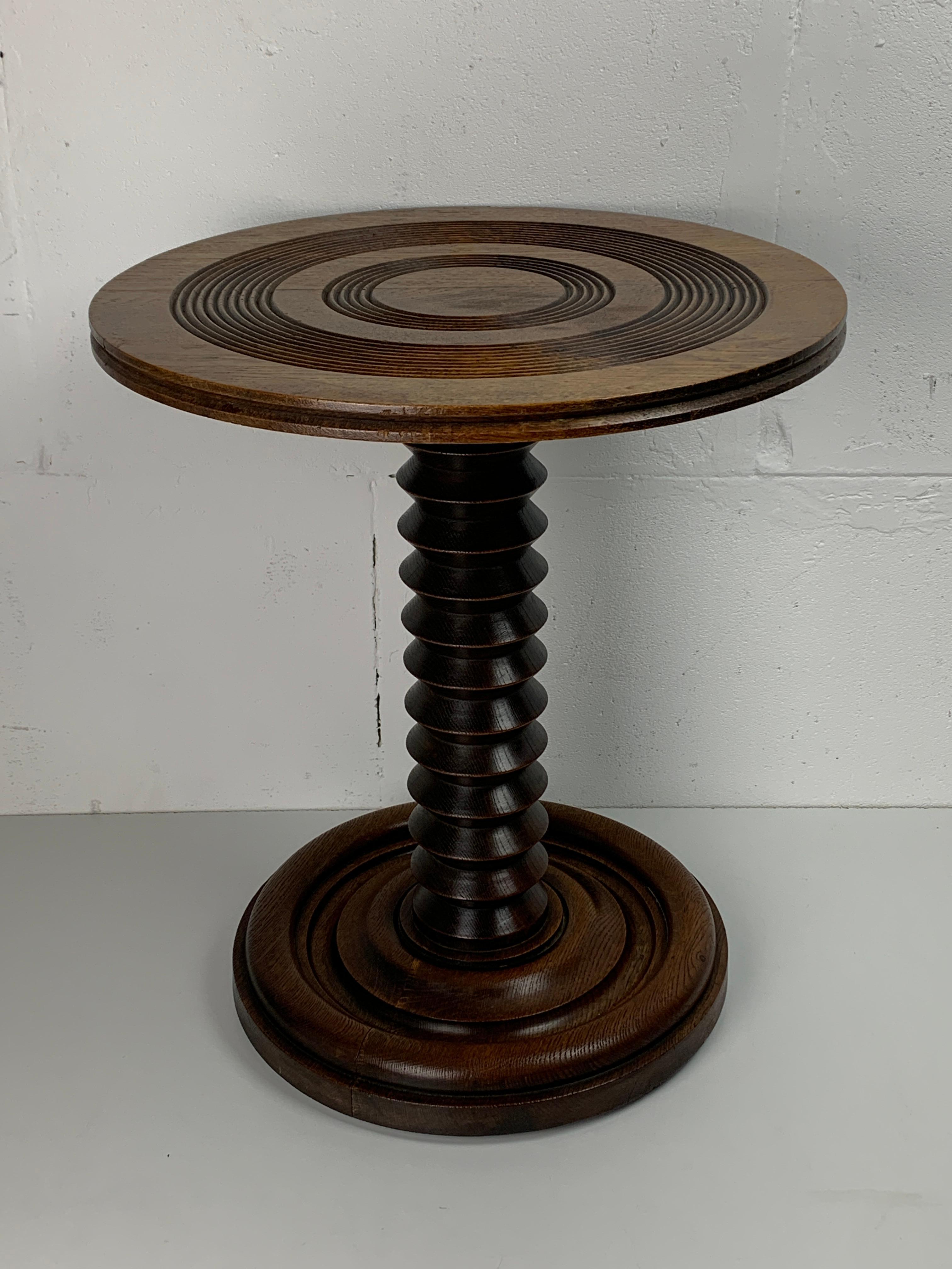 Stupendo tavolino francese degli anni '40-'50 costruito in Oak scuro. Le basi sono generalmente realizzate con viti di torchi antichi in disuso e sono molto simili allo stile di Charles Dudouyt. Il tavolo è in ottime condizioni, considerando la sua
