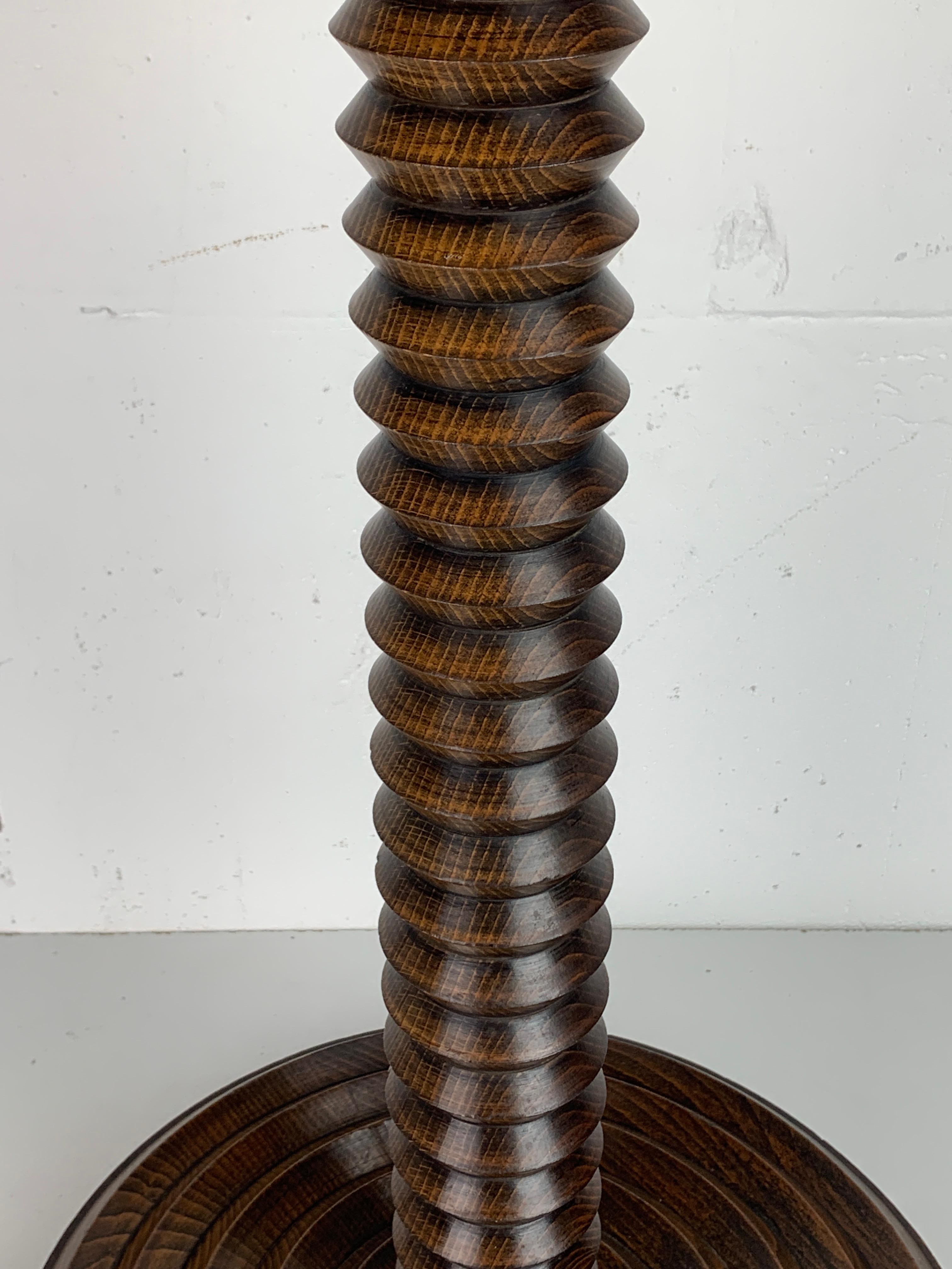 Français Table d'appoint brutaliste en bois tourné français, années 1950 en vente