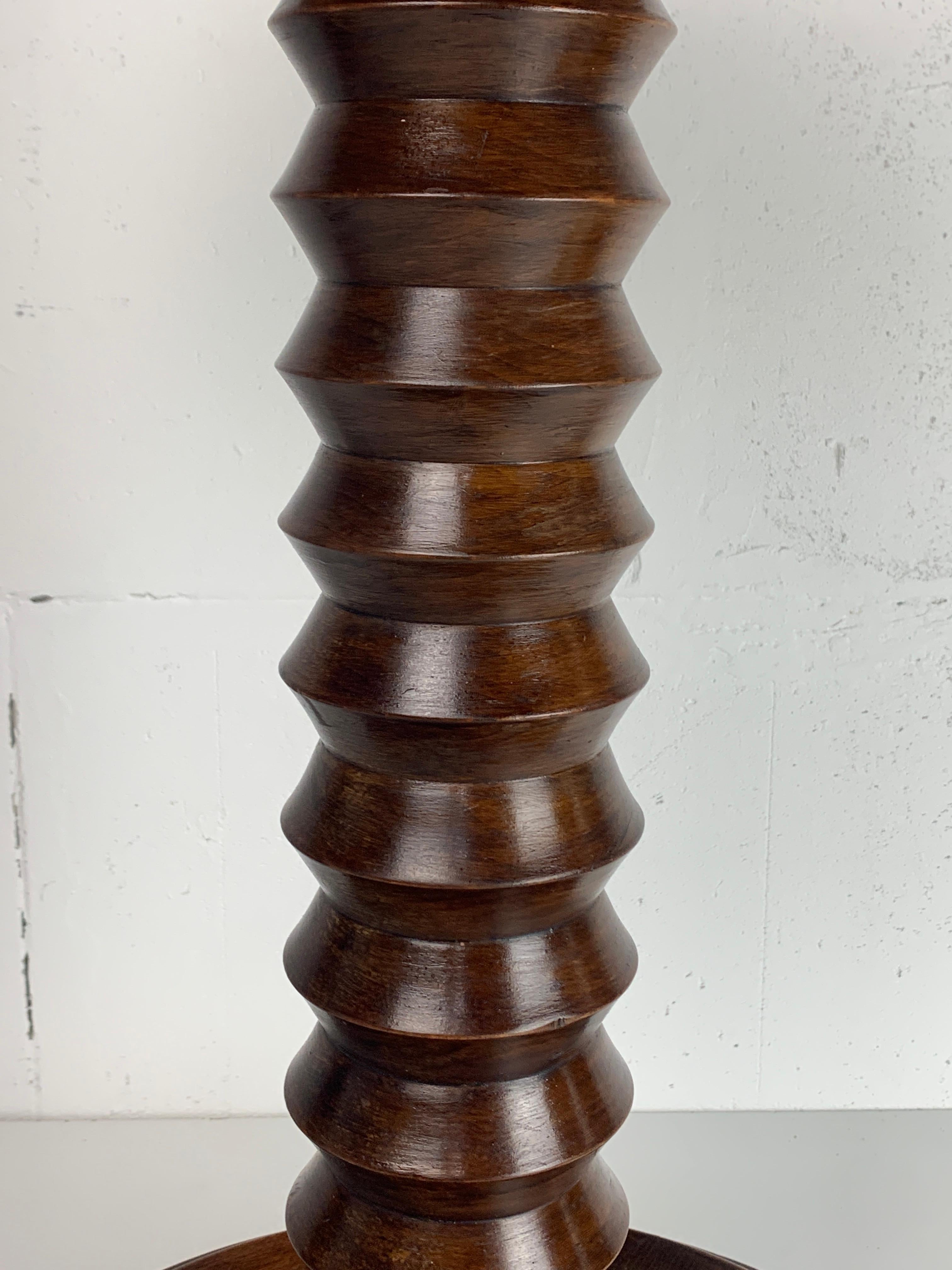 Tornito Tavolino da pressa per vino brutalista francese in Wood Wood tornito, anni '50 in vendita