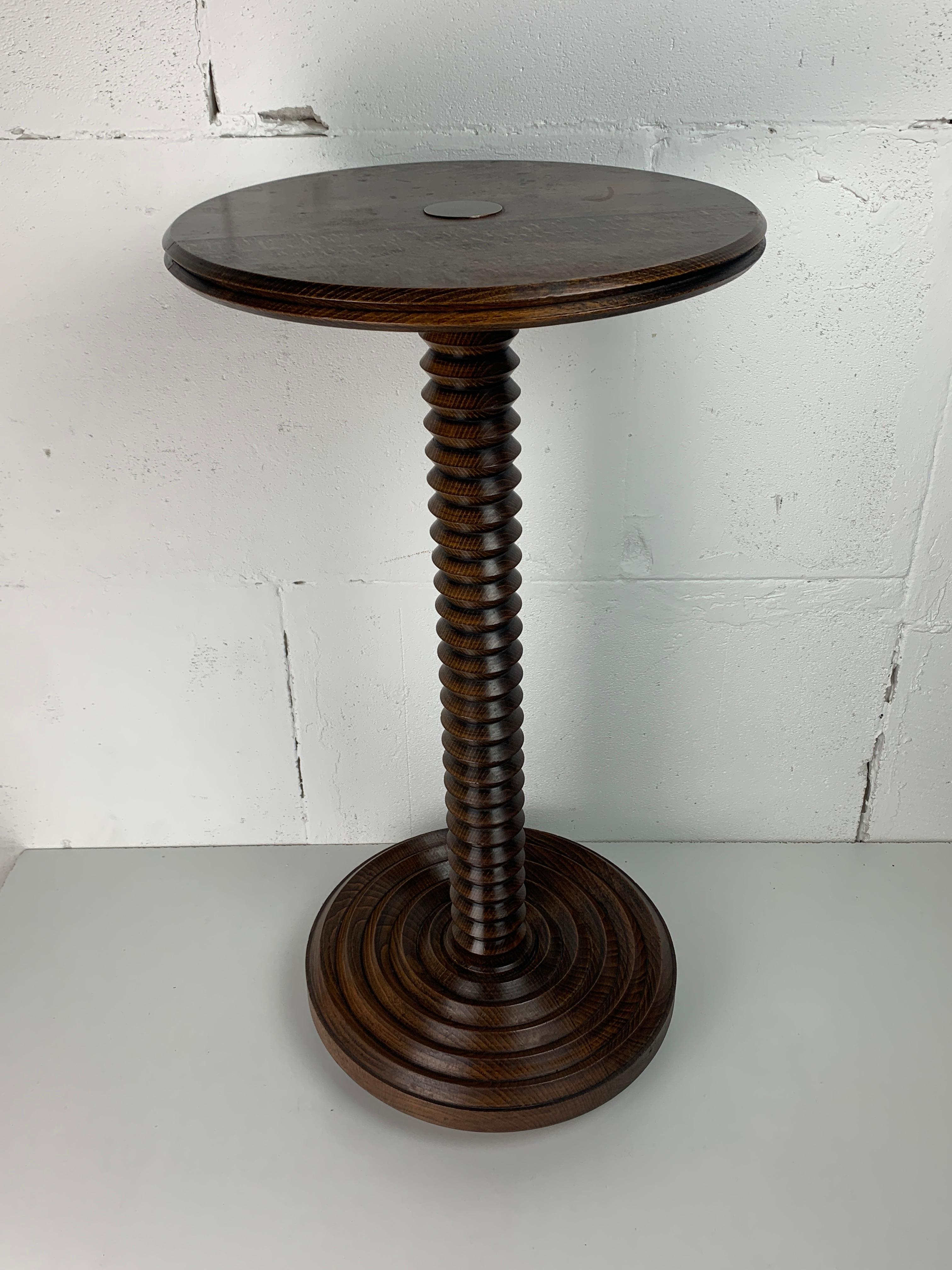 Tourné Table d'appoint brutaliste en bois tourné français, années 1950 en vente